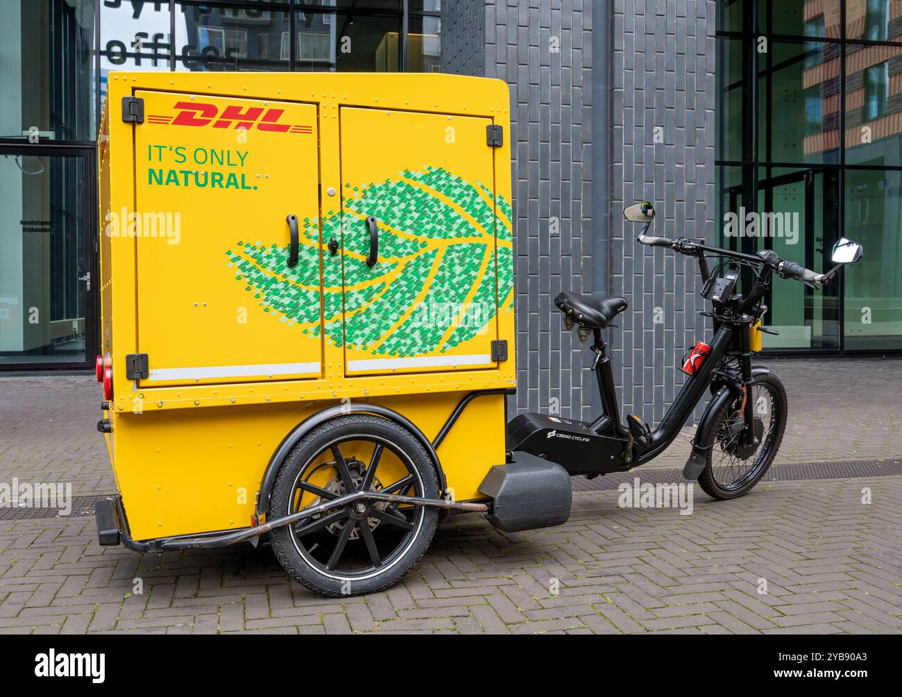 Amsterdam, Niederlande, 09.09.2024, elektrisches Lastenrad des deutschen Logistikunternehmens DHL parkt auf der Straße Stockfoto