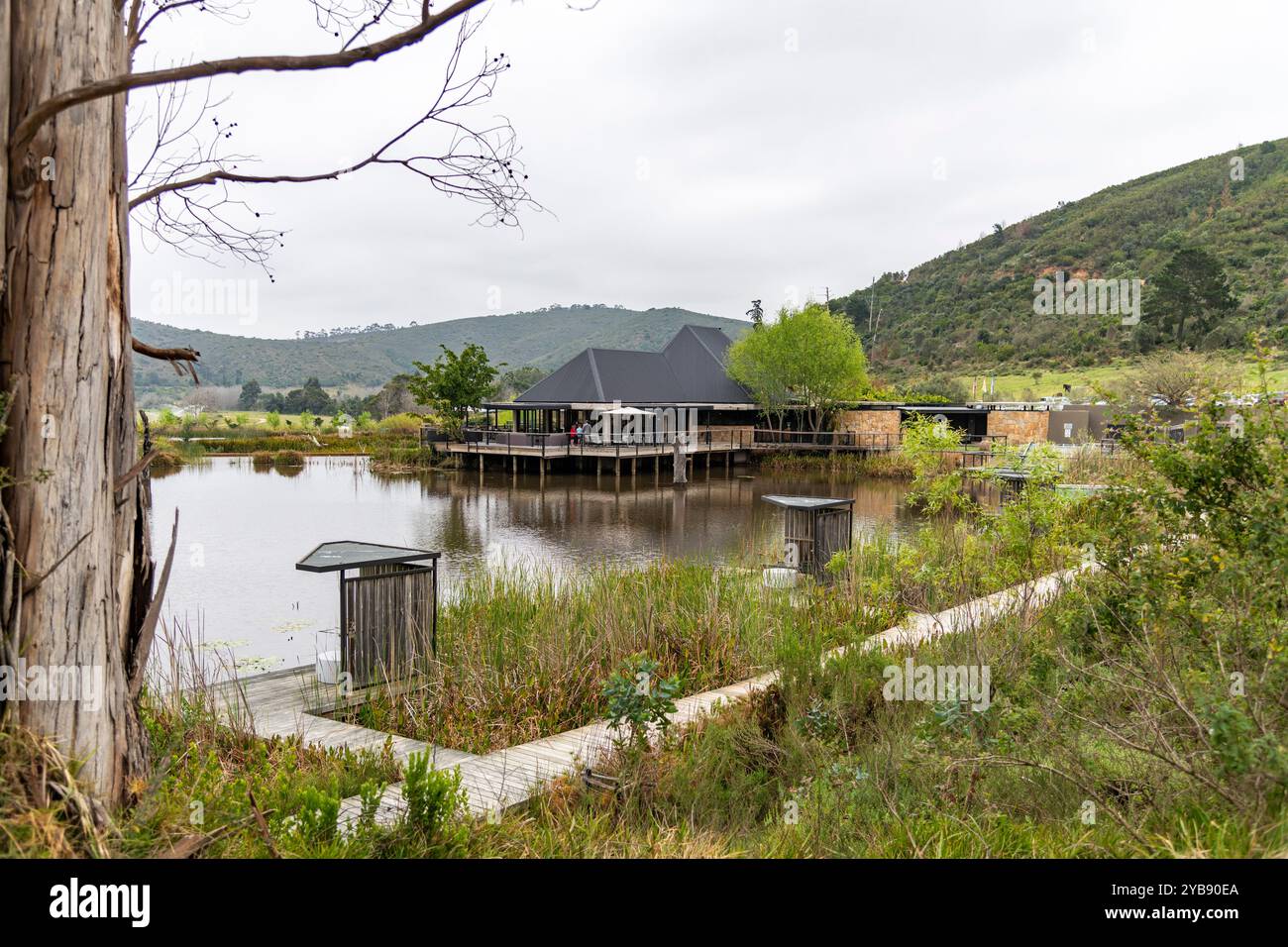 Blick auf das Hauptgebäude des Botlierskop Day Spa Resort Wildreservats im Westkap, Südafrika Stockfoto