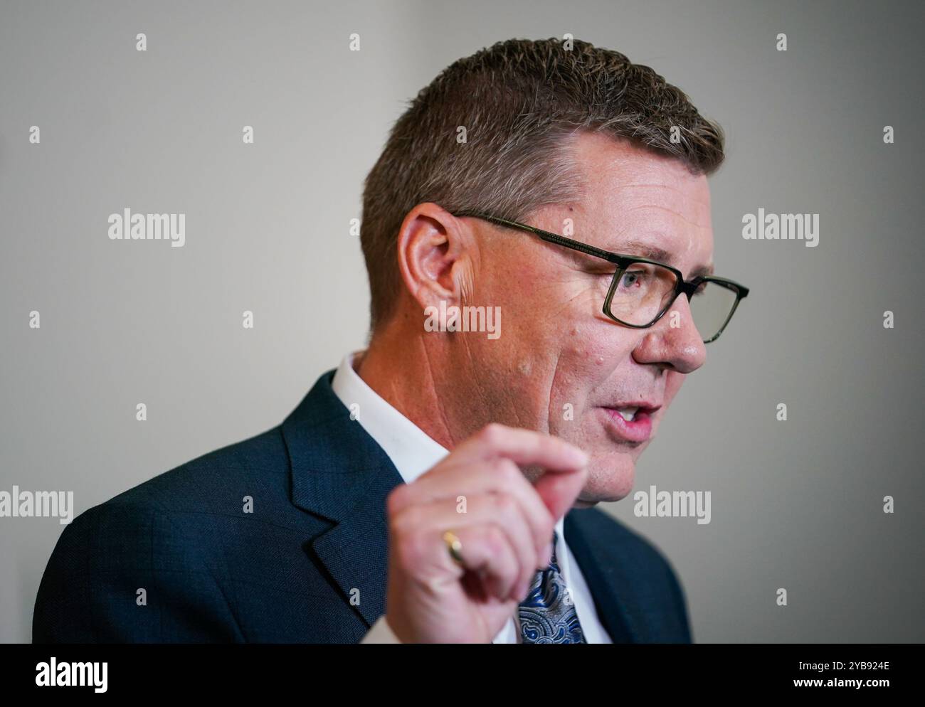 Obligatorischer Vermerk: Foto von Canadian Press/Shutterstock (14792958b)Saskatchewan Party Scott Moe sagt, dass seine Partei Äúbiological Jungen von der Benutzung der Umkleidekabinen mit „biologischen Mädchen“ abhalten würde, wenn sie am 28. Oktober wiedergewählt würden. Moe gibt Gesten, während er am Mittwoch, den 16. Oktober 2024, nach einer im Fernsehen übertragenen Debatte der führenden Politiker in Regina mit den Medien sprach. Sask-Elxn-Sask-Party, Regina, Kanada - 16. Oktober 2024 Stockfoto