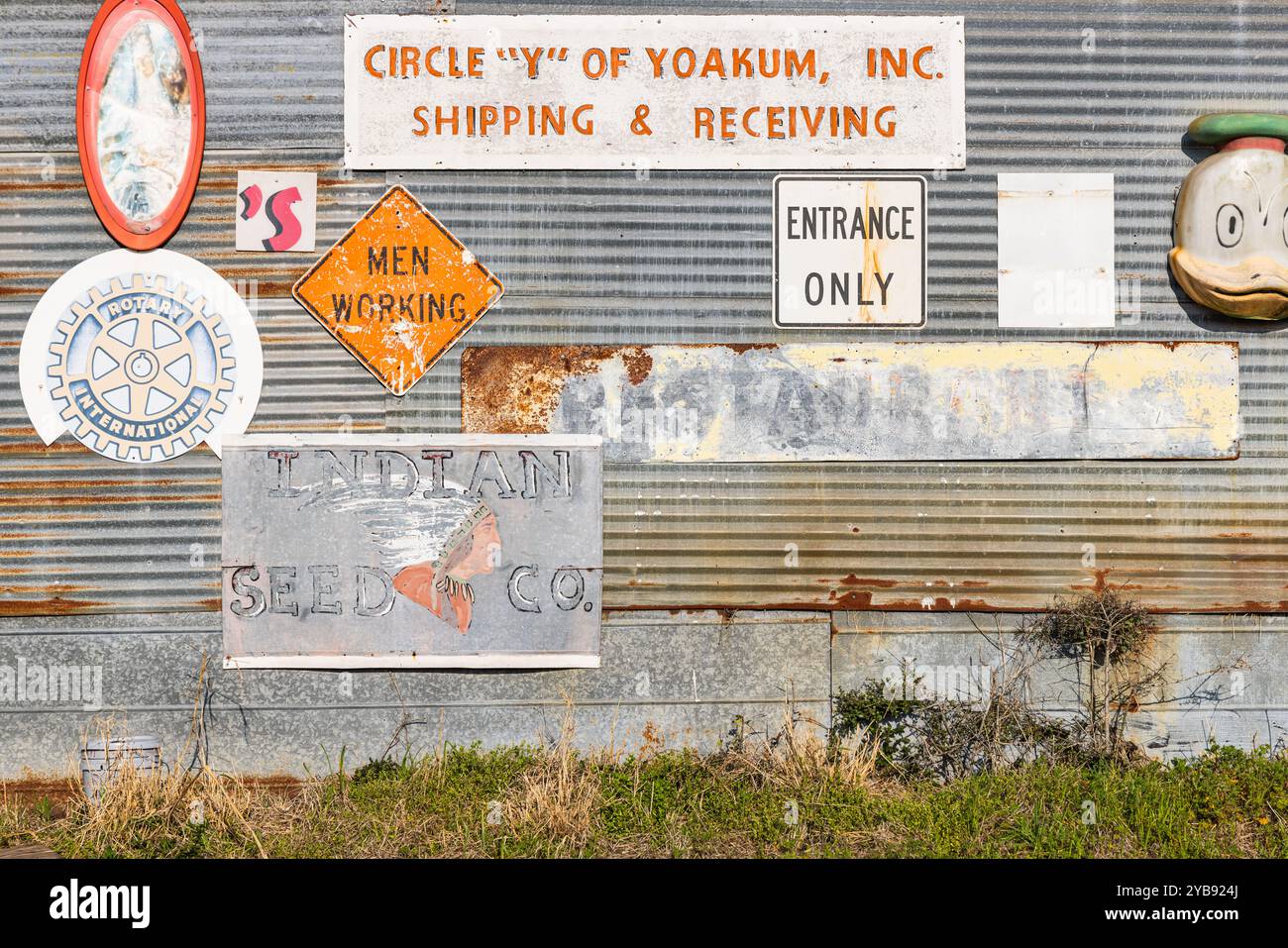 Yoakum, Texas, Usa. März 2022. Antike Schilder an einem Wellblechgebäude. Stockfoto