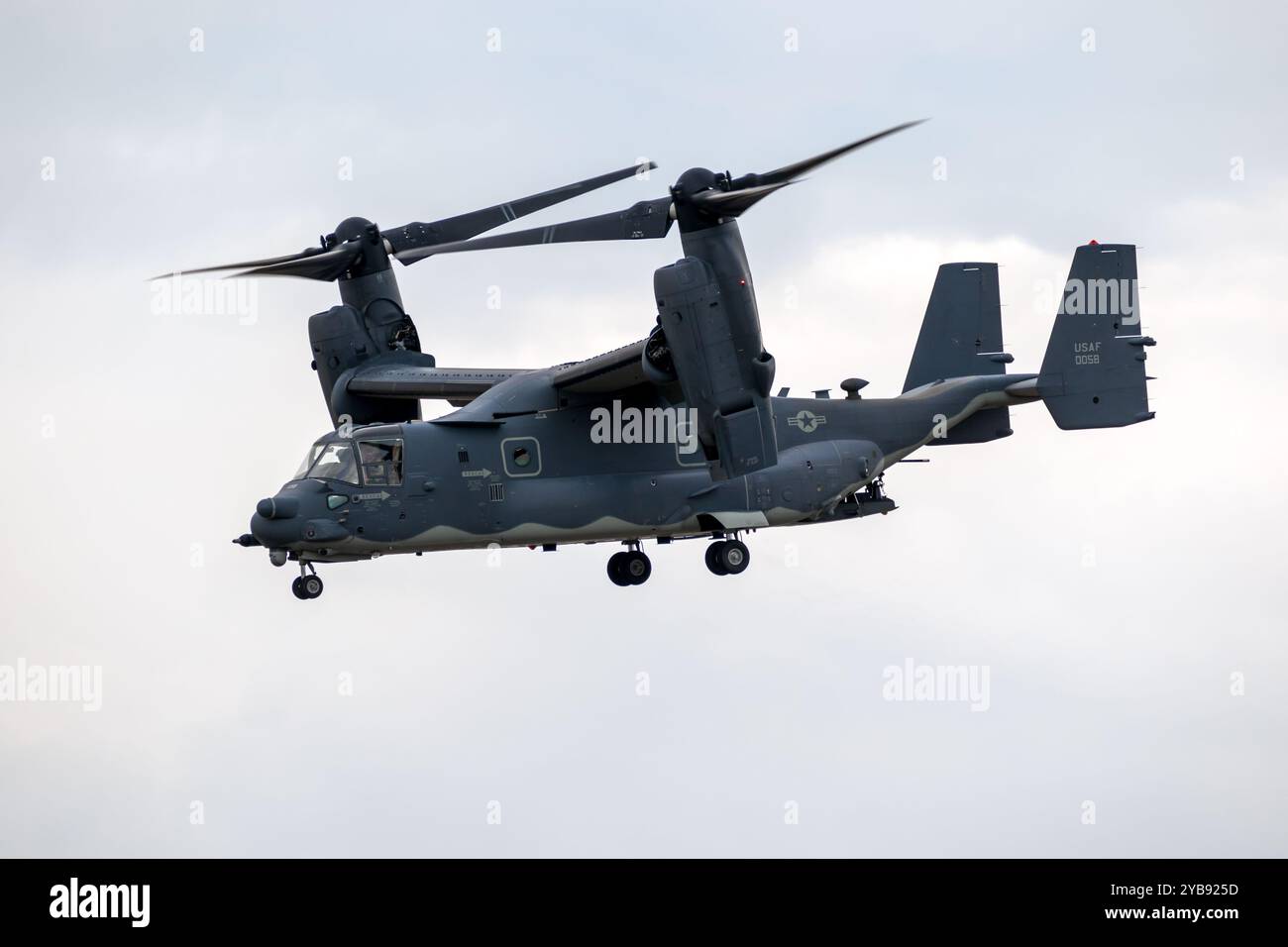 US Air Force Bell Boeing V-22 Osprey Tiltrotor Militärflugzeug im Flug. Großbritannien – 13. Juli 2018 Stockfoto