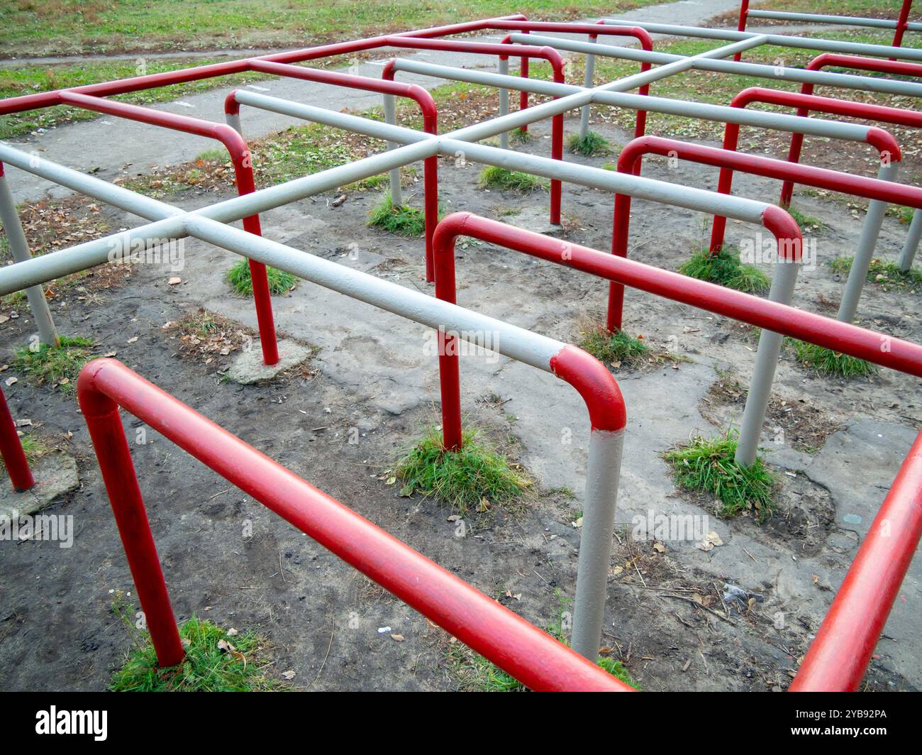 Labyrinth aus Metallrohren auf einem Hindernislauf Stockfoto