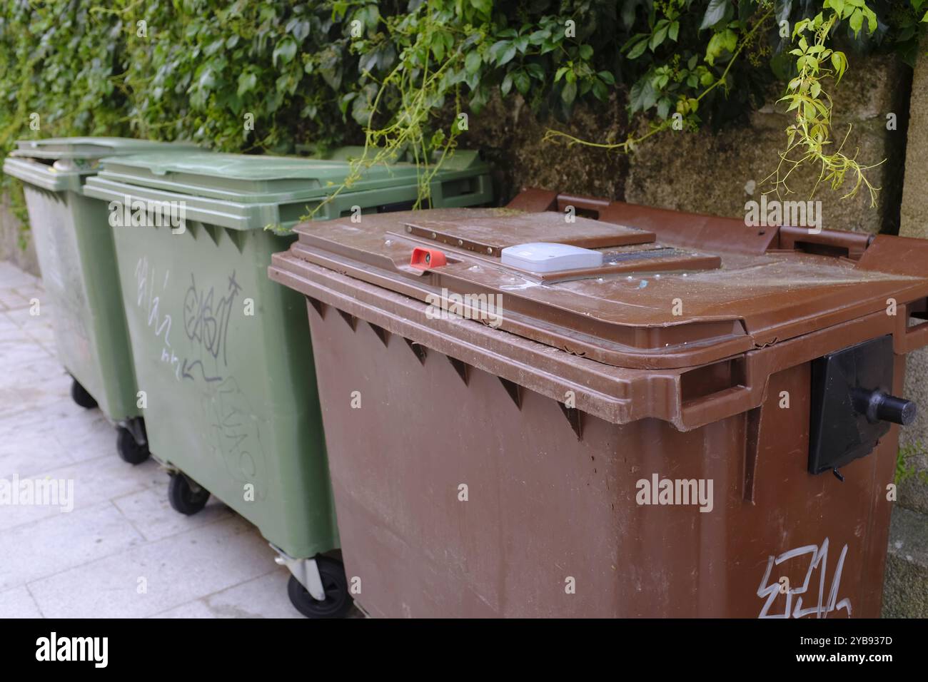 Organischer Abfallbehälter mit kontrolliertem Zugang und 2 gemeinsamen Abfallbehältern Stockfoto