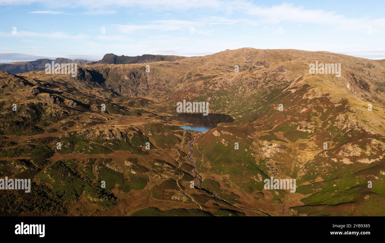 Aus der Vogelperspektive auf den als Easedale Tarn bekannten Bergsee oberhalb des Dorfes Grasmere im Lake District National Park, der das geografische Layout von A zeigt Stockfoto