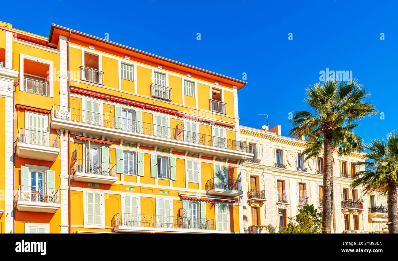 Fassade eines Hauses in Menton, Alpes Maritimes, Provence, Frankreich Stockfoto