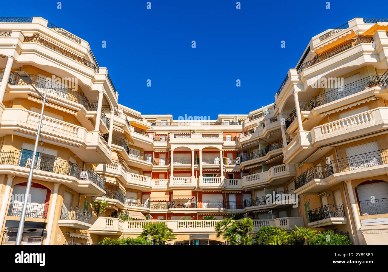 Fassade eines Hauses in Menton, Alpes Maritimes, Provence, Frankreich Stockfoto