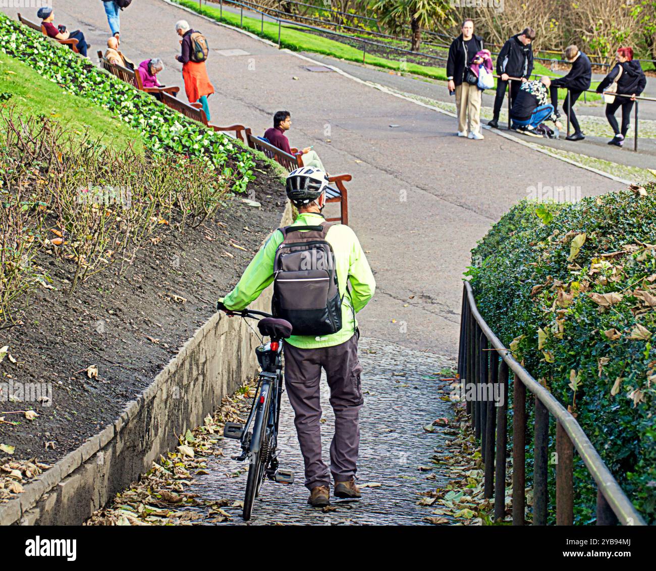 Edinburgh, Schottland, Großbritannien. Oktober 2024. Wetter in Großbritannien: Kälte über Nacht sah tief liegende Wolken geben dem Sonnenschein im Zentrum der Stadt. Princes Street Gardens, die in der Sonne beschäftigt sind. Credit Gerard Ferry/Alamy Live News Stockfoto