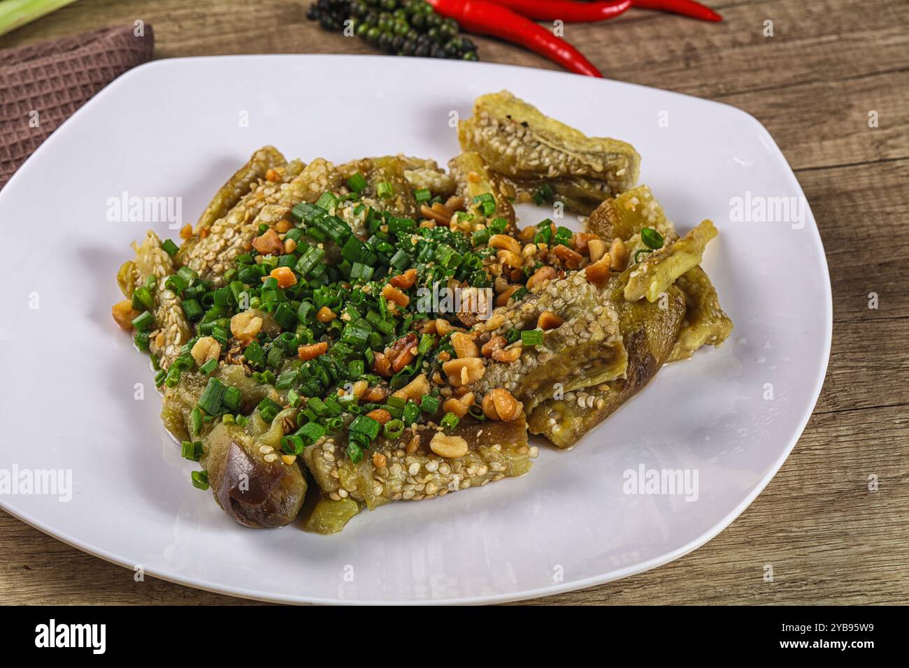 Asiatische Küche Auberginen gebacken mit Erdnuss und Soße Stockfoto