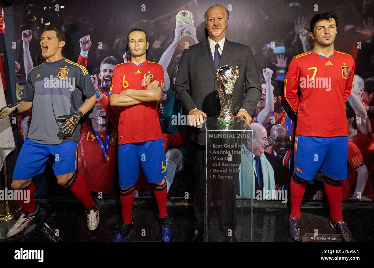 Im Madame Tussauds Museum in Madrid stehen Wachsfiguren im spanischen Fußball Stockfoto