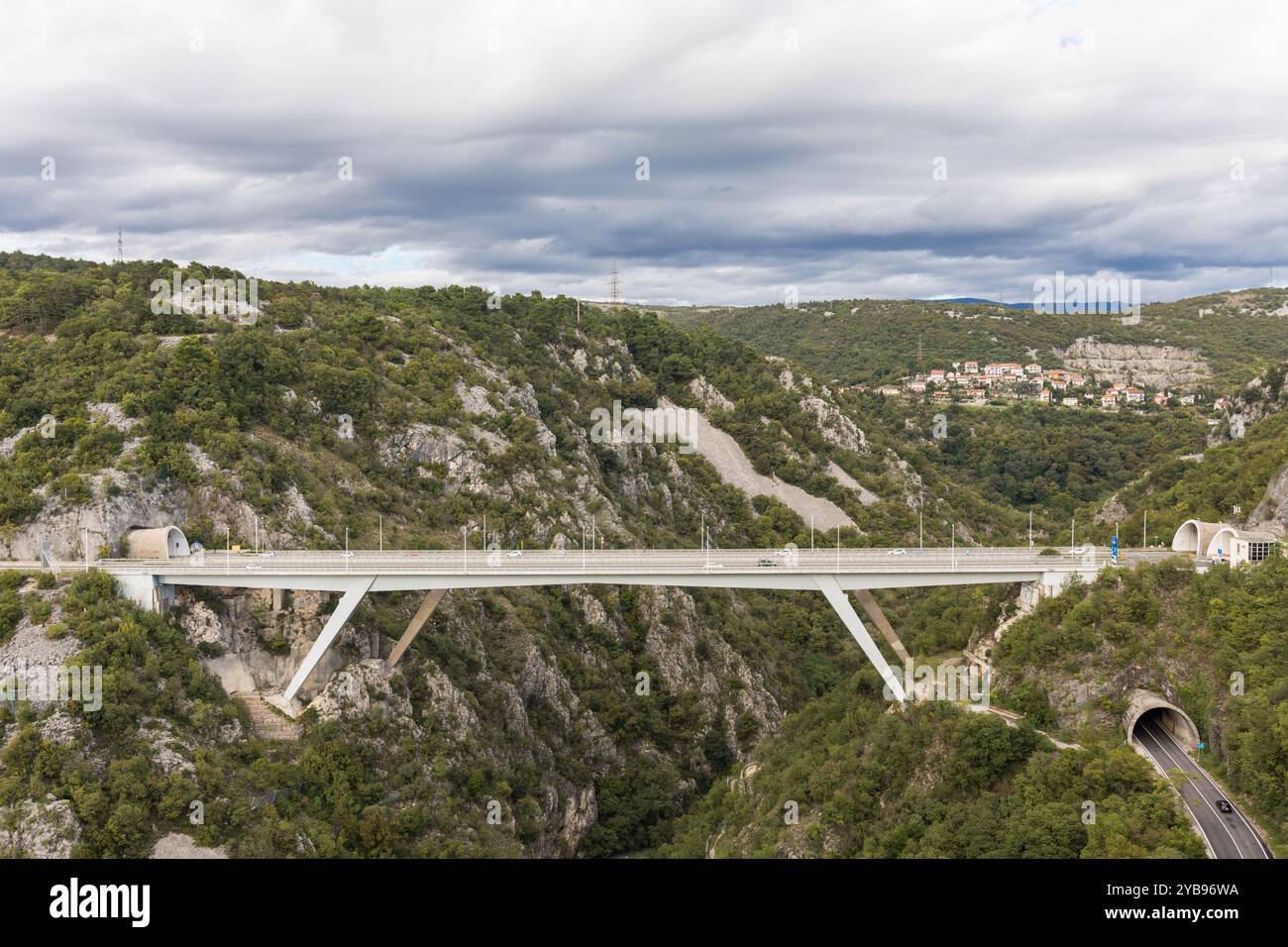 Eine Autobahnbrücke und Tunnel in der Nähe von Rijeka, Kroatien. Blick vom Schloss Trsat. Stockfoto