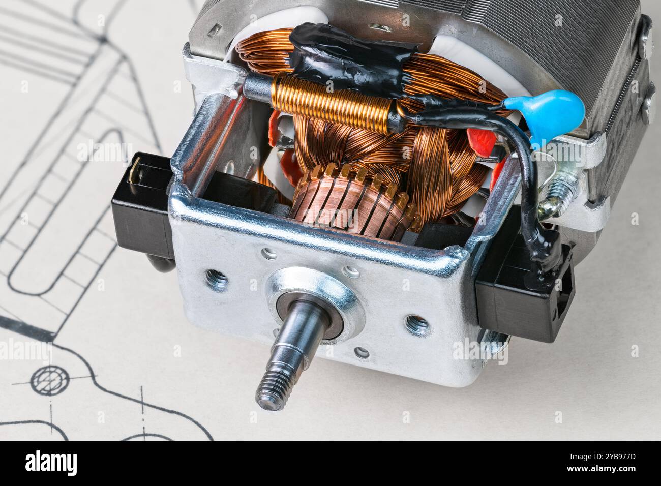 Elektrischer Gleichstrommotor, Rotorkommutator und ferromagnetische Bleche des Stators. Kohlebürsten, Kupferdraht der Drossel am Kabel, Kondensator oder Welle im Gleitlager. Stockfoto