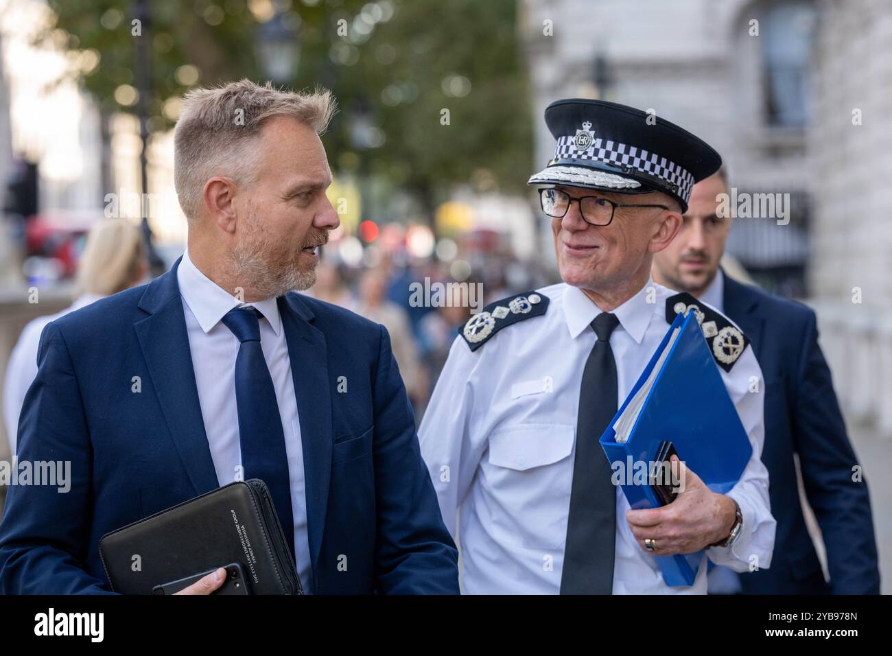London, Großbritannien. Oktober 2024. Das Kabinettkomitee (vermutlich ein nationaler Sicherheitsrat) wurde im Kabinettbüro 70 Whitehall abgehalten. Zu den Teilnehmern zählten der Bürgermeister von London und der Met Police Commission. Met Assistant Commissioner, Matt Jukes (links) Mark Rowley, Commissioner of the Metropolitan Police (in Uniform) Credit: Ian Davidson/Alamy Live News Stockfoto