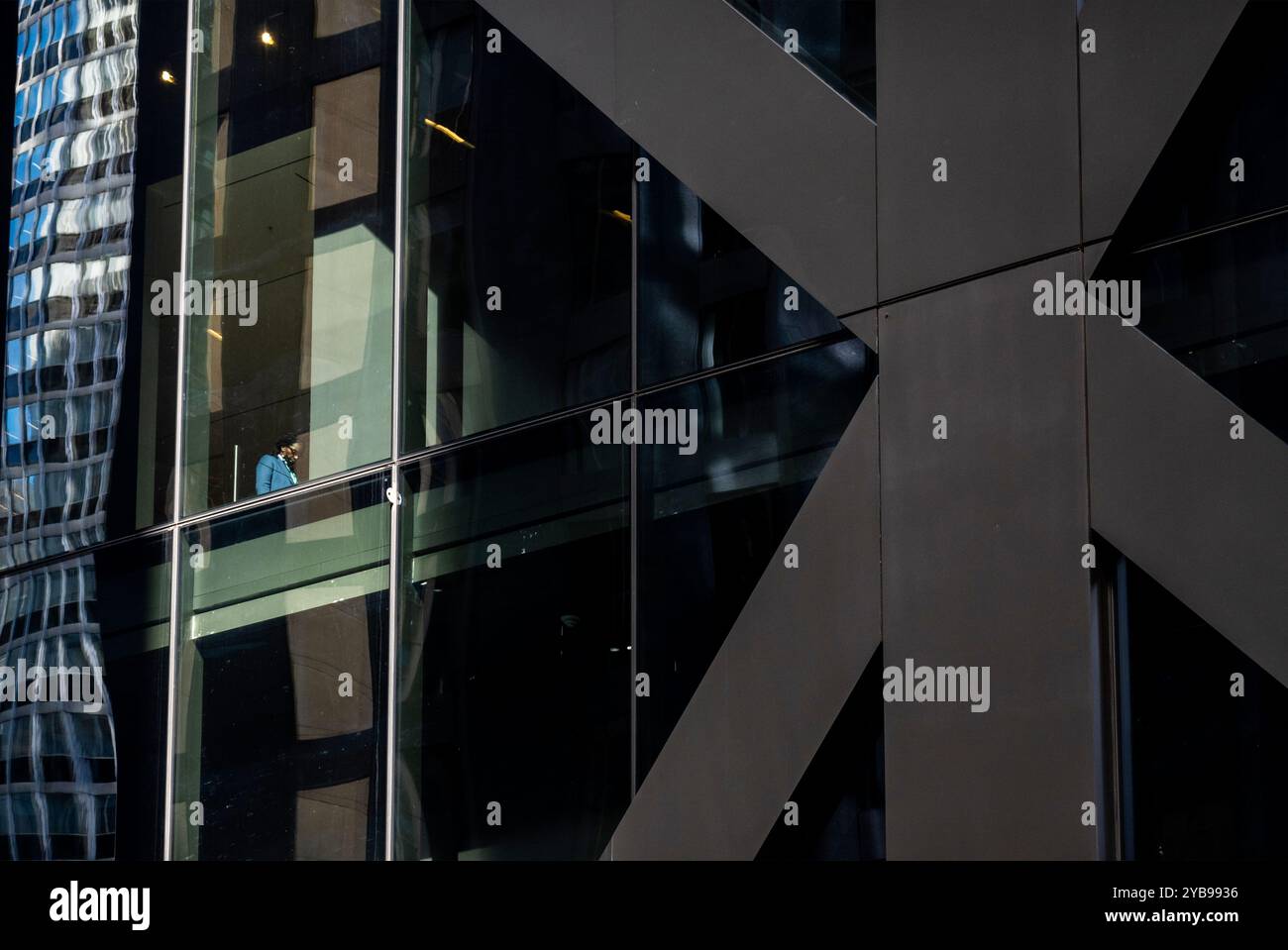 Fensterspiegelung eines Sicherheitsbeamten im Museum of Modern Art in Manhattan NYC Stockfoto