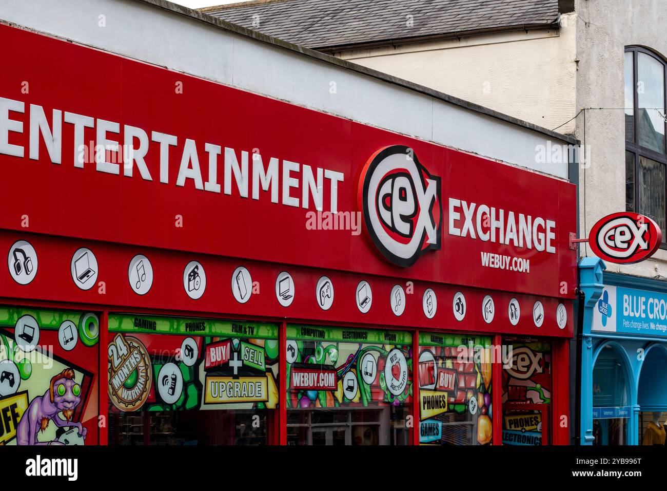 Eine lebhafte Ladenfront einer Second-Hand-Unterhaltungsbörse mit leuchtend roten Schildern mit dem Logo „cex“. Der Shop zeigt verschiedene Farbfu Stockfoto