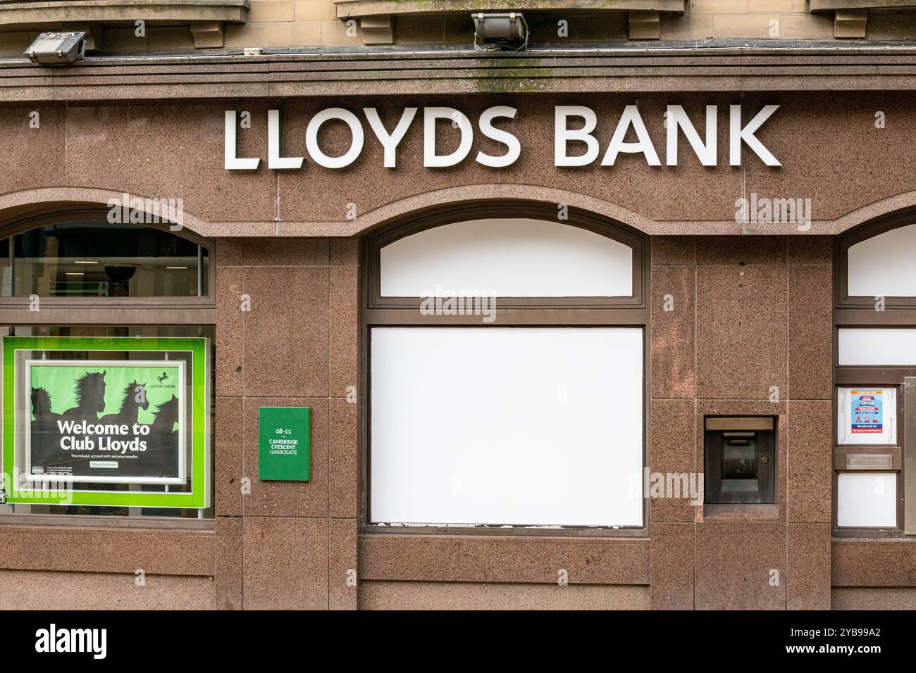 Außenansicht einer Filiale der Lloyds Bank mit Schildern der Bank und einem Willkommensposter für Club Lloyds. Das Gebäude hat eine Steinfassade und einen Geldautomaten VI Stockfoto