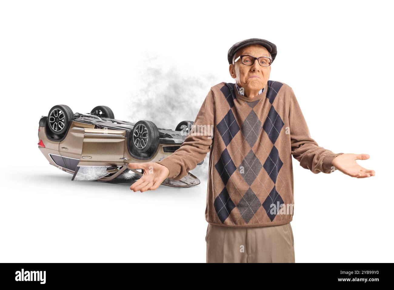 Verwirrter älterer Mann vor einem Auto bei einem Verkehrsunfall isoliert auf weißem Hintergrund Stockfoto
