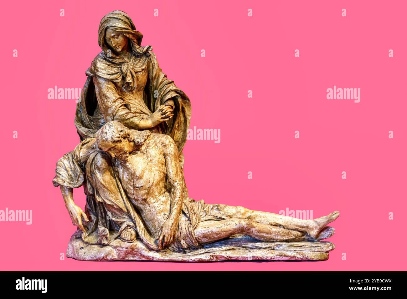 Holzskulptur der Jungfrau Maria, die um Jesus trauert (Pieta) in AGO, Toronto, Kanada Stockfoto