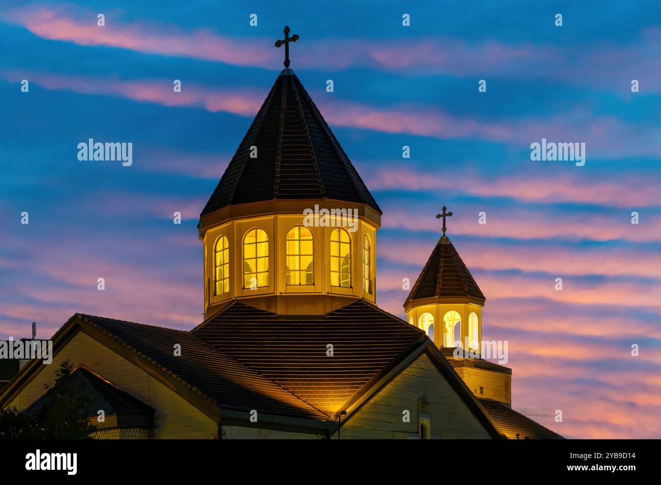 Beleuchtete Turmkuppel am Gebäude der Armenisch-Apostolischen Kirche St. Mary, Toronto, Kanada Stockfoto