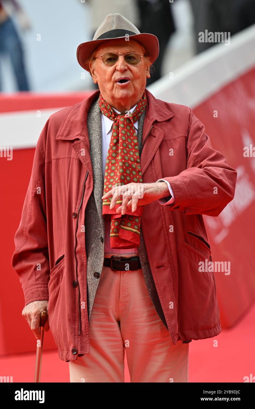 Rom, Italien. Oktober 2024. Renzo Arbore besucht den roten Teppich während des 19. Rom Film Festivals im Auditorium Parco Della Musica in Rom, Italien, am 17. Oktober 2024. (Foto: Domenico Cippitelli/NurPhoto) Credit: NurPhoto SRL/Alamy Live News Stockfoto