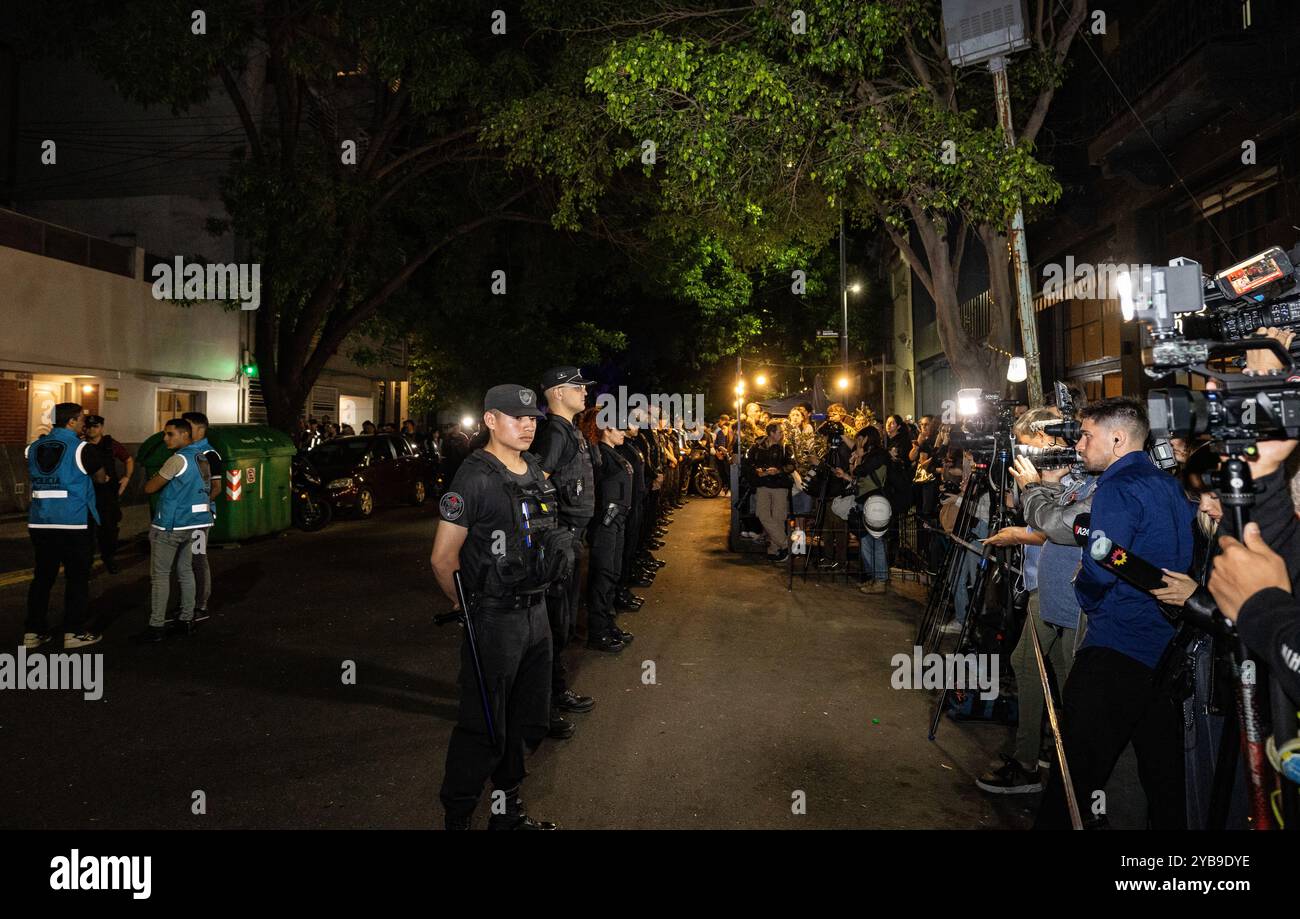 Buenos Aires, Argentinien. Oktober 2024. Polizeibeamte halten Journalisten und Fans fern, die sich nach den Nachrichten dem Ort näherten. Der ehemalige One-Direction-Sänger Liam Payne fällt um 17 Uhr aus dem dritten Stock des Casa Sur Hotels in Palermo. Vor dem Unfall rief der Hotelmanager 911 an, um zu berichten, dass der Sänger das Zimmer zerstört hat, möglicherweise mit Drogen und Alkohol. Am Tatort wurden große Mengen an Ketamin, rosa Kokain (tusi) und Säuren gefunden. Quelle: SOPA Images Limited/Alamy Live News Stockfoto