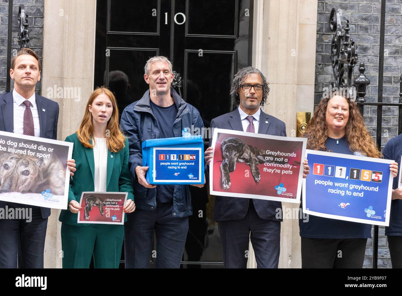 London, Großbritannien. Oktober 2024. Blue Cross Petition zum Verbot von Windhundrennen an die Downing Street 10 mit einer Delegation, darunter Professor David Olusoga Credit: Ian Davidson/Alamy Live News Stockfoto