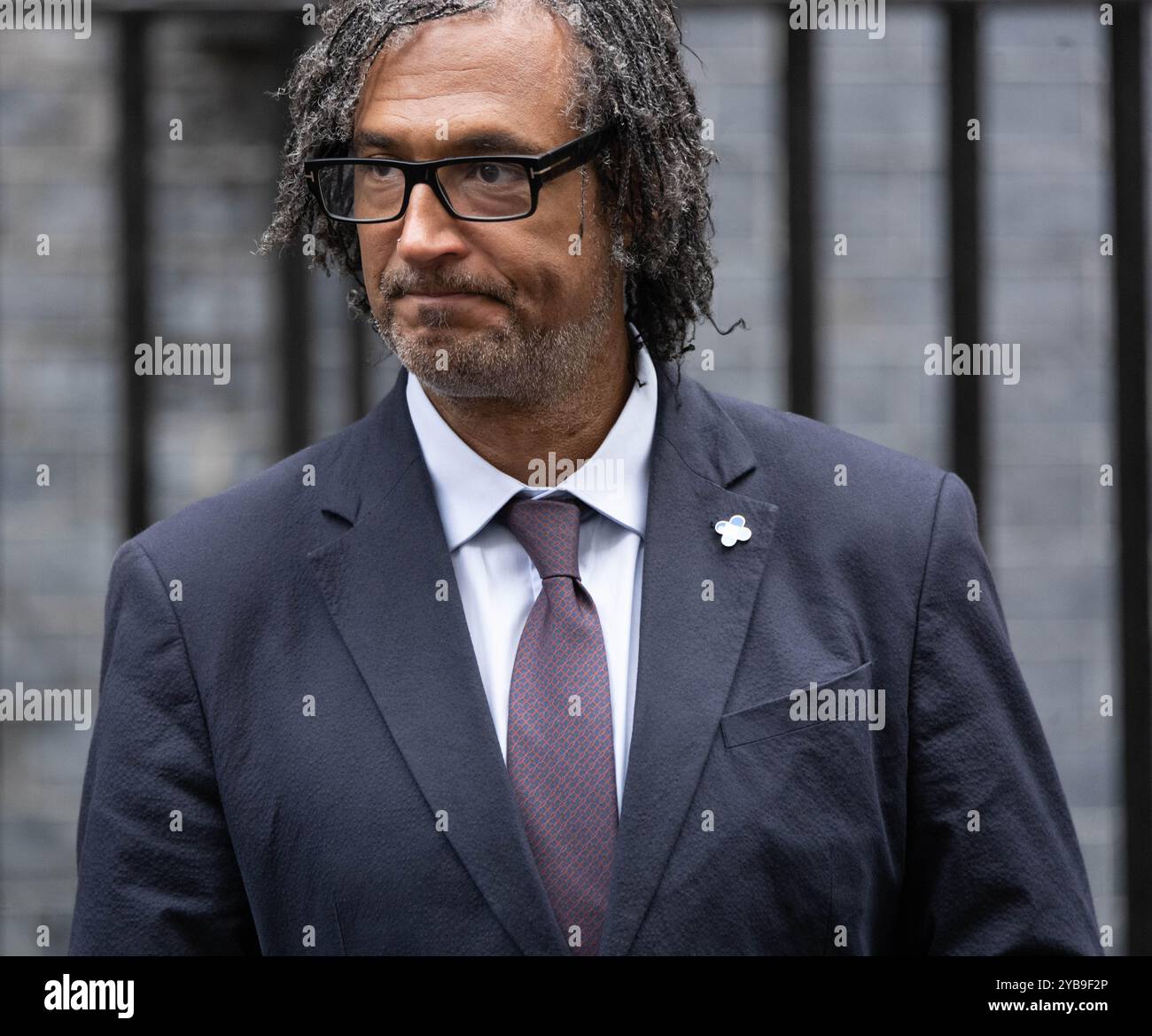 London, Großbritannien. Oktober 2024. Blue Cross Petition zum Verbot von Windhund-Rennen an die Downing Street 10 mit einer Delegation, darunter Professor David Olusoga (Pictued). Credit: Ian Davidson/Alamy Live News Stockfoto