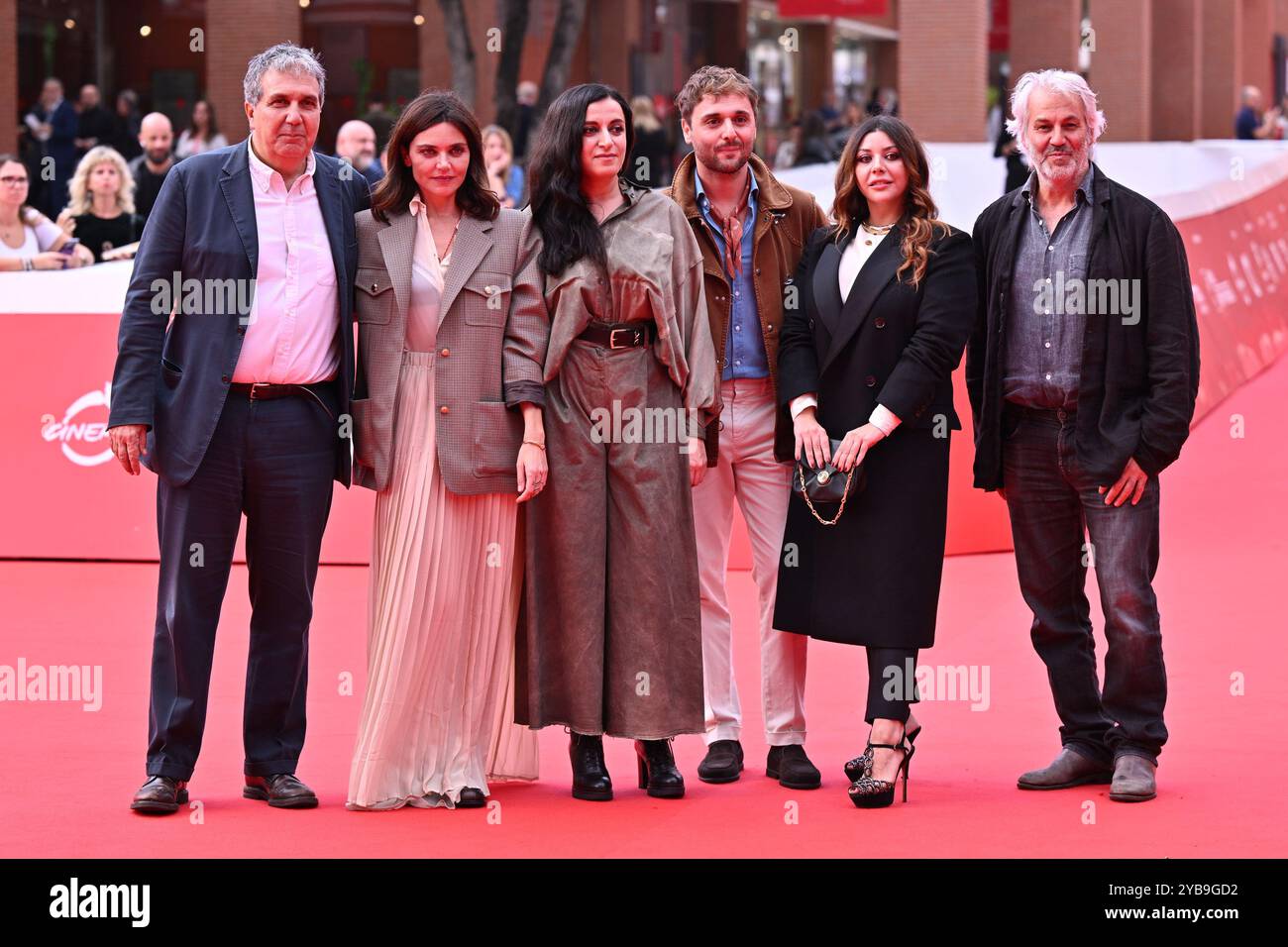 Rom, Italien. Oktober 2024. Benedetto Habib, Elisa Fuksas, Elisa Casseri, Flavio Furno, Lavinia Fuksas, und ein Gast besucht den roten Teppich „Marko Polo“ während des 19. Rom Film Festivals im Auditorium Parco Della Musica in Rom, Italien, am 17. Oktober 2024. (Foto: Domenico Cippitelli/NurPhoto) Credit: NurPhoto SRL/Alamy Live News Stockfoto