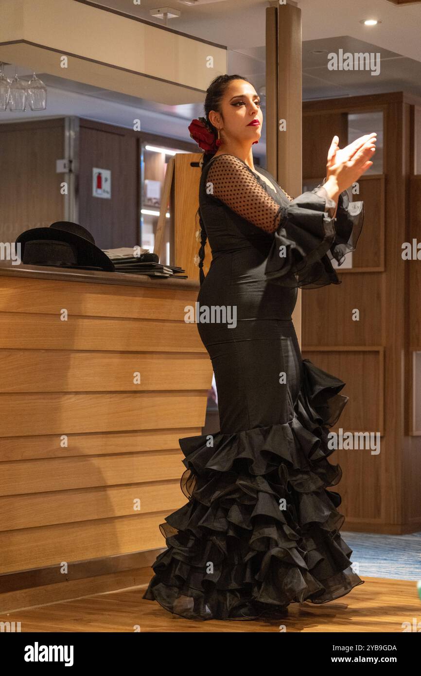 Flamingo (Flamenco) Tänzer treten an Bord einer Wikingerfahrt auf dem Duoro in Portugal auf Stockfoto