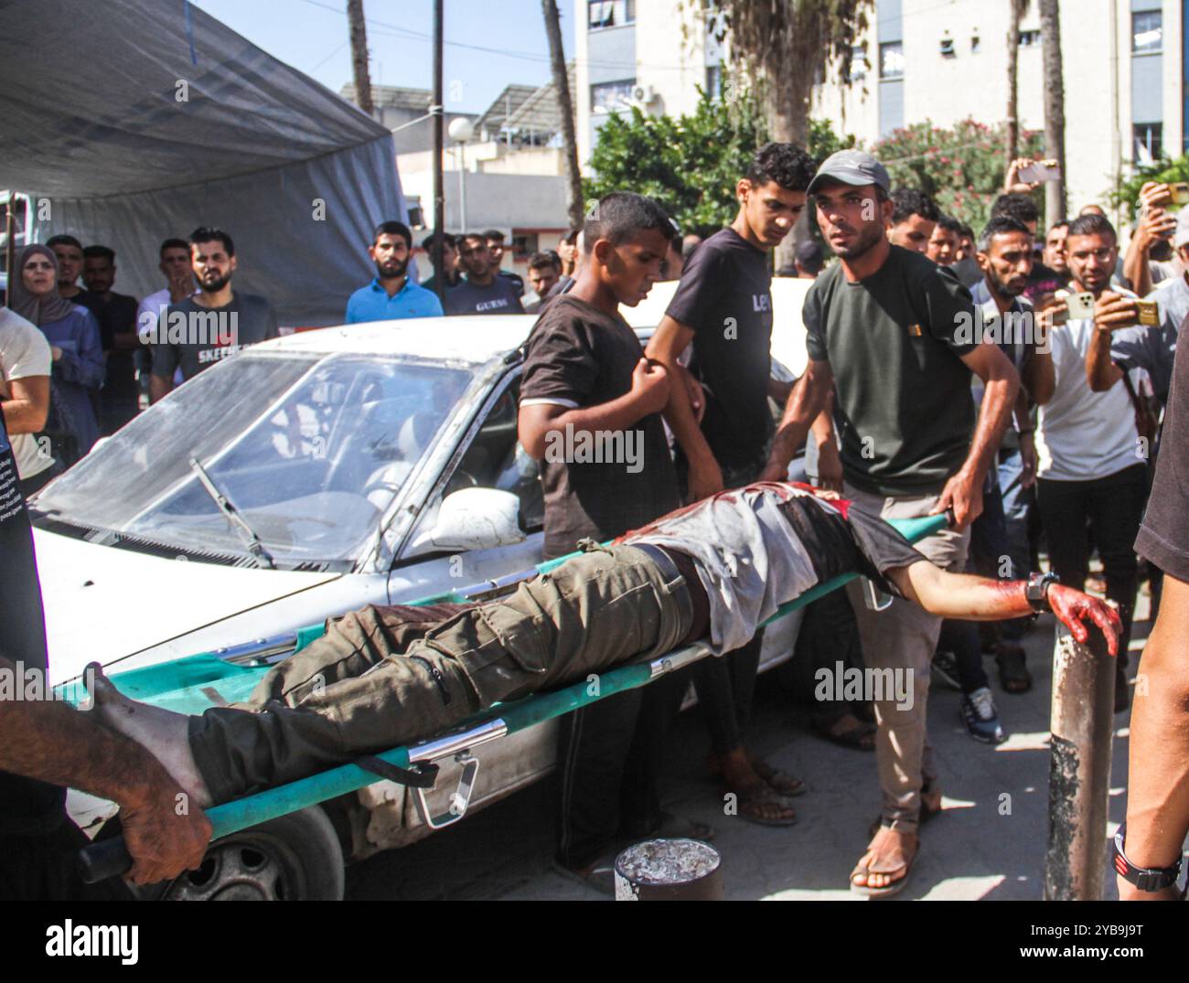 Gaza, Palästina. Oktober 2024. Palästinenser, die bei einem Angriff der israelischen Armee auf das Flüchtlingslager Jabalia verletzt wurden, werden im Al-Ma'madan Ahli Krankenhaus in Gaza-Stadt, Gaza, Hilfe und Behandlung erhalten. Quelle: SOPA Images Limited/Alamy Live News Stockfoto