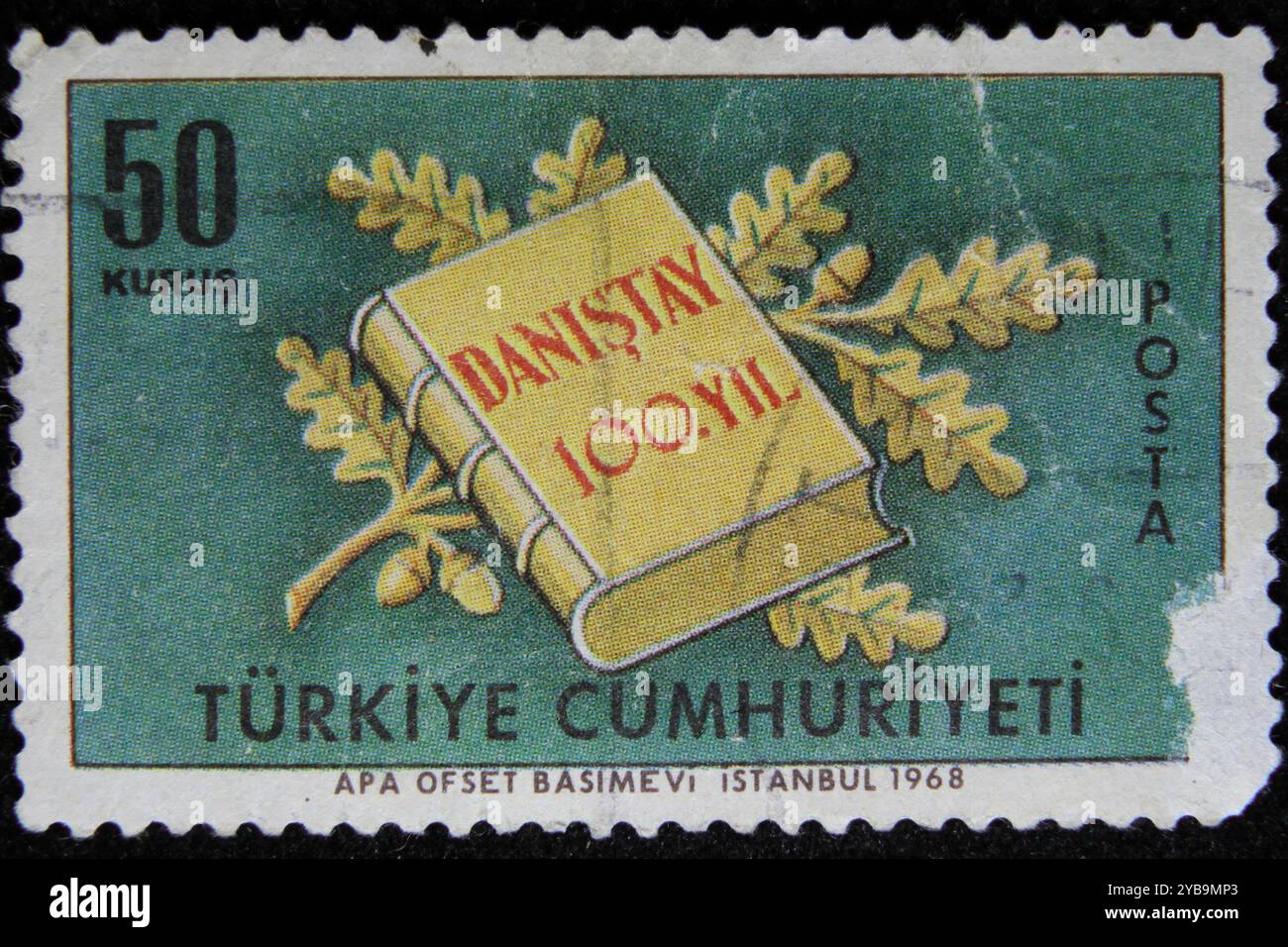 ISTANBUL, TÜRKEI - 25. DEZEMBER 2020: Türkischer Stempel zeigt Gesetzbuch und Eichenzweig, staatsrat um 1968 Stockfoto