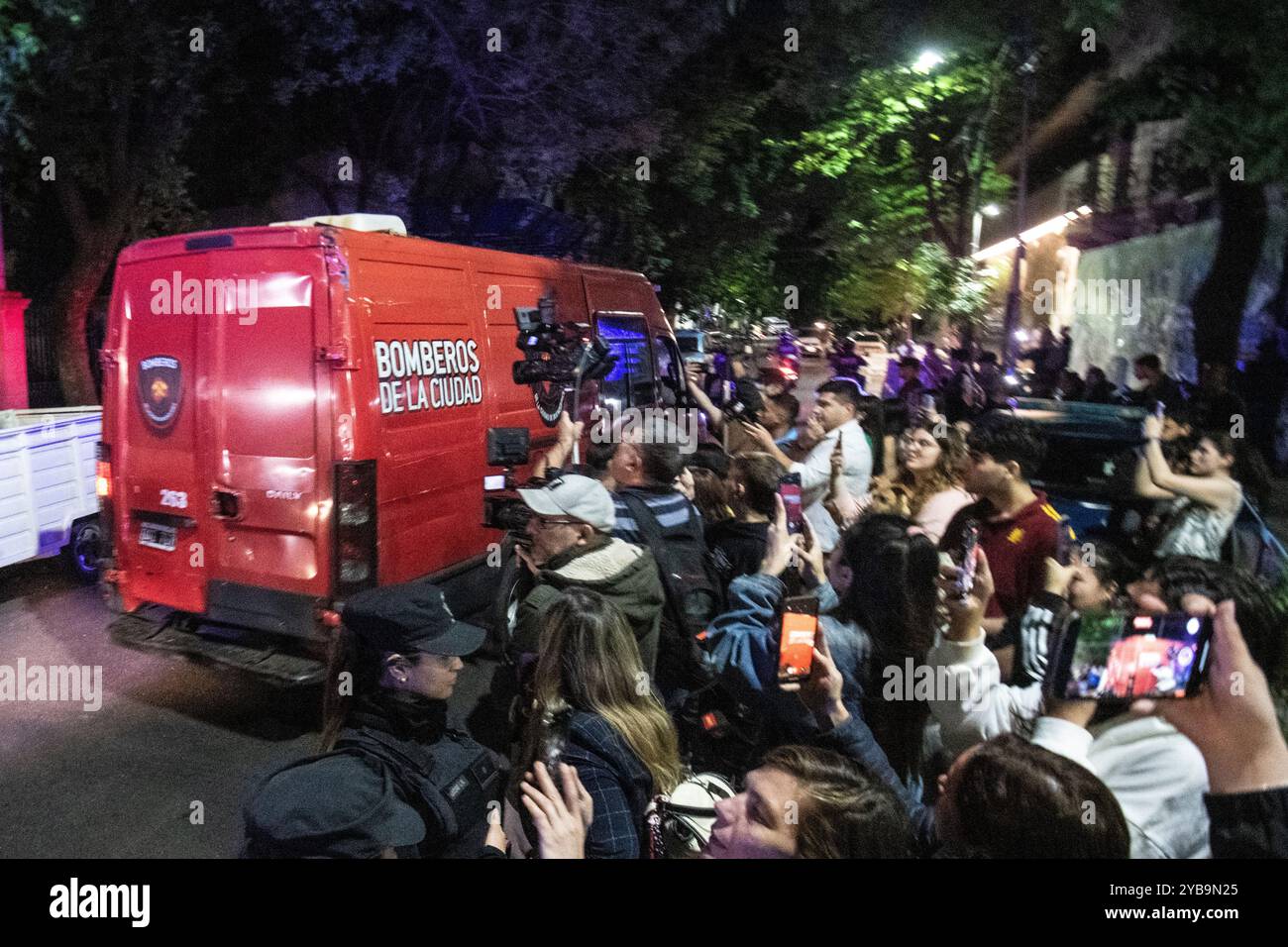 Buenos Aires, Argentinien (16. Oktober 2024). Feuerwehrauto bringt die Leiche von Liam Payne aus dem Hotel, wo das ehemalige One Direction Mitglied tot aufgefunden wurde. Quelle: Mariano Garcia/Alamy Live News Stockfoto