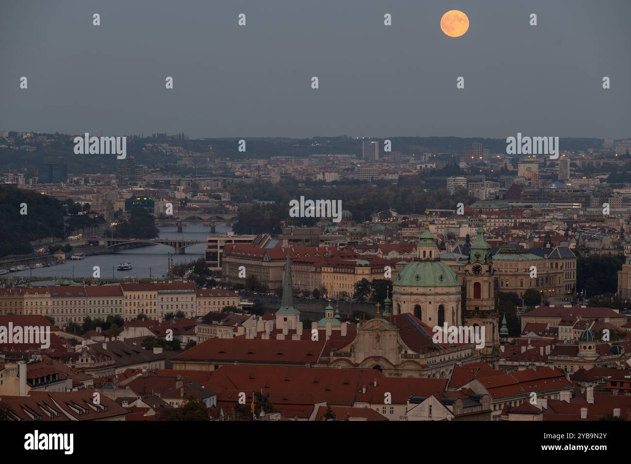 Prag, Tschechische Republik. Oktober 2024. Supermond über dem Panorama des historischen Teils der tschechischen Hauptstadt Prag. Der historische Teil von Prag ist Teil des UNESCO-Weltkulturerbes. Der Vollmond im Oktober, auch bekannt als der Jägermond, ist der größte und hellste Supermond in diesem Jahr. (Foto: Tomas Tkacik/SOPA Images/SIPA USA) Credit: SIPA USA/Alamy Live News Stockfoto