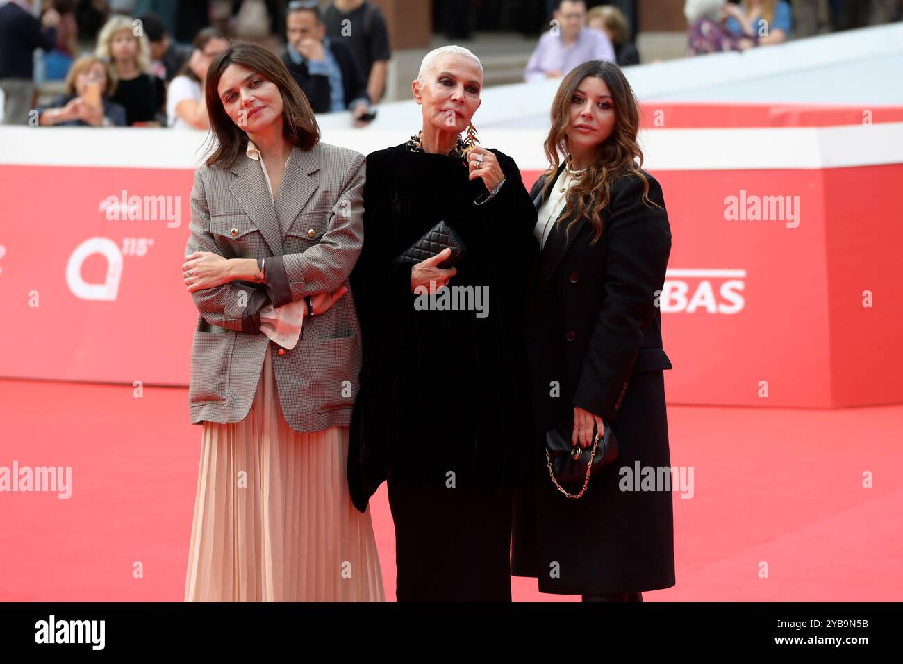 Rom, Italien. Oktober 2024. ELISA Fuksas (l), Doriana O.. Mandrelli (c) und Lavinia Fuksas (r) besuchen den roten Teppich des Films „Marko Polo“ beim Rome Film fest 2024 im Auditroium Parco della Musica. Quelle: SOPA Images Limited/Alamy Live News Stockfoto