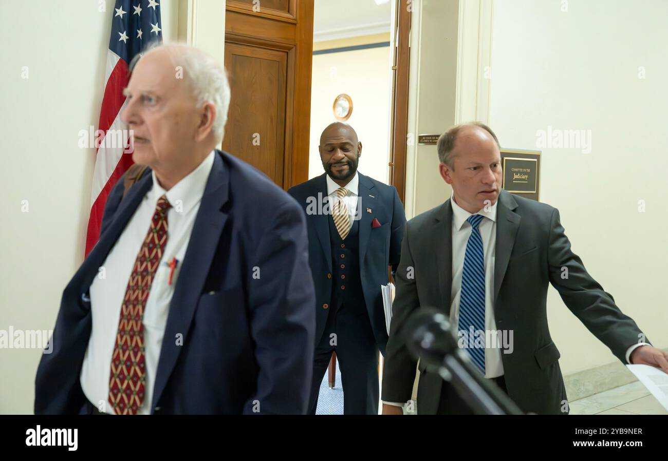 Nathan Wade, der ehemalige Staatsanwalt von Fulton County (Georgia), reist nach einem Treffen mit Mitarbeitern des Justizkomitees des United States House über seine romantische Beziehung mit dem Staatsanwalt Fani Willis im Rayburn House Office Building auf dem Capitol Hill in Washington, DC am Dienstag, den 15. Oktober 2024, des ehemaligen US-Präsidenten Donald Trump ab. Willis und Wade leiteten die Ermittlungen, die zur Anklage gegen Trump und 18 seiner Verbündeten führten, weil sie sich in die Präsidentschaftswahlen 2020 in Georgien eingemischt hatten. Kredit: Ron Sachs/CNP für NY Post (EINSCHRÄNKUNG: NEIN Stockfoto