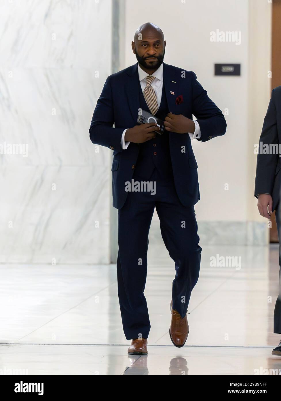 Nathan Wade, der ehemalige Staatsanwalt von Fulton County (Georgia), kehrt nach einer Pause zurück, als er am Dienstag, den 15. Oktober 2024 im Rayburn House Office Building auf dem Capitol Hill in Washington, D.C. mit Mitarbeitern des Justizkomitees des United States House über seine romantische Beziehung mit dem Staatsanwalt von Fulton County (Georgia), Fani Willis, im Rayburn House Office Building des ehemaligen US-Präsidenten Donald Trump, USA, am 15. Willis und Wade leiteten die Ermittlungen, die zur Anklage gegen Trump und 18 seiner Verbündeten führten, weil sie sich in die Präsidentschaftswahlen 2020 in Georgien eingemischt hatten. Kredit: Ron Sachs/CNP für New York POS Stockfoto