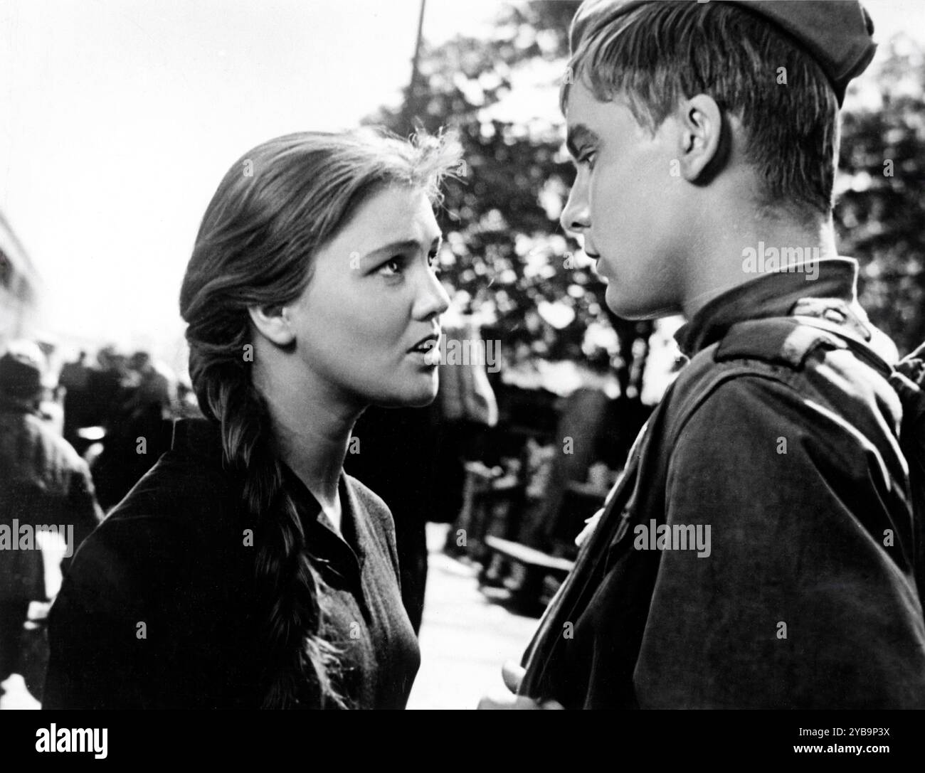 ZHANNA PROKHORENKO und VLADIMIR IVASHOV in BALLADE Eines SOLDATEN / BALLADA O SOLDATE 1959 Regisseur GRIGORIY CHUKHRAY Schriftsteller GRIGORIY Tschukhray und Valentin Yezhov Musik Michail Ziv Mosfilm Stockfoto