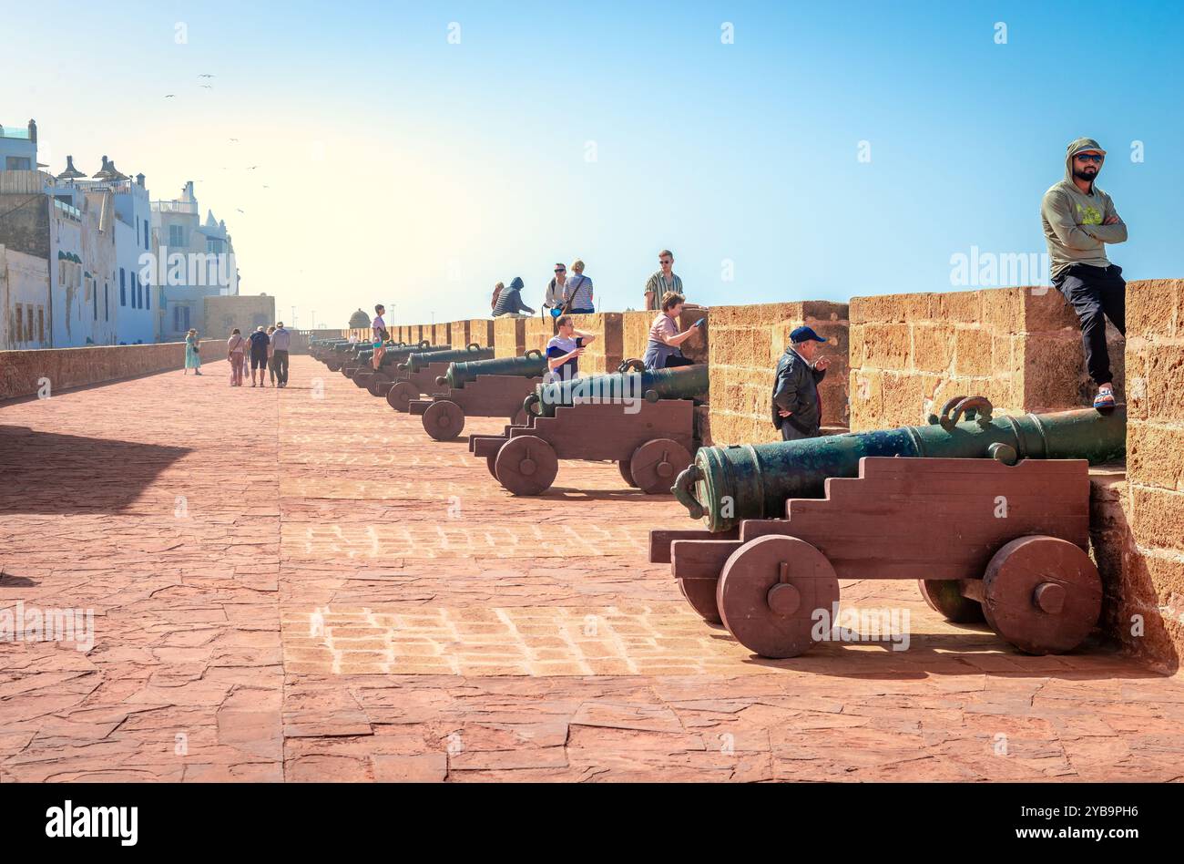 Essaouira, Marokko - 19. Februar 2024: Die Stadtmauer der Altstadt mit Blick auf den Atlantik. Stockfoto