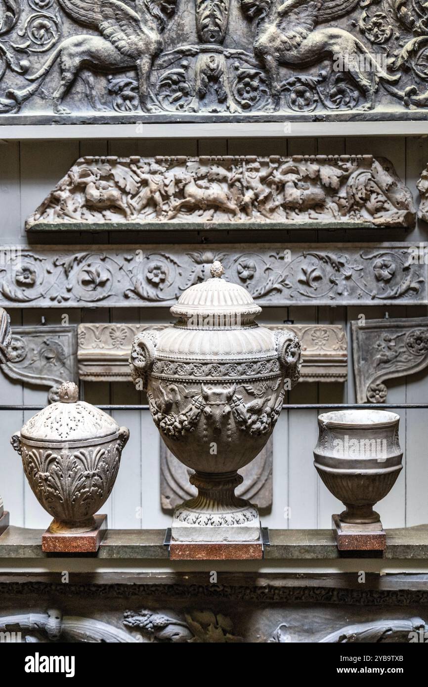 Verzierte Urnen im Dome-Bereich des John Soane's Museum voller Antiquitäten und Artefakte in London, England Stockfoto