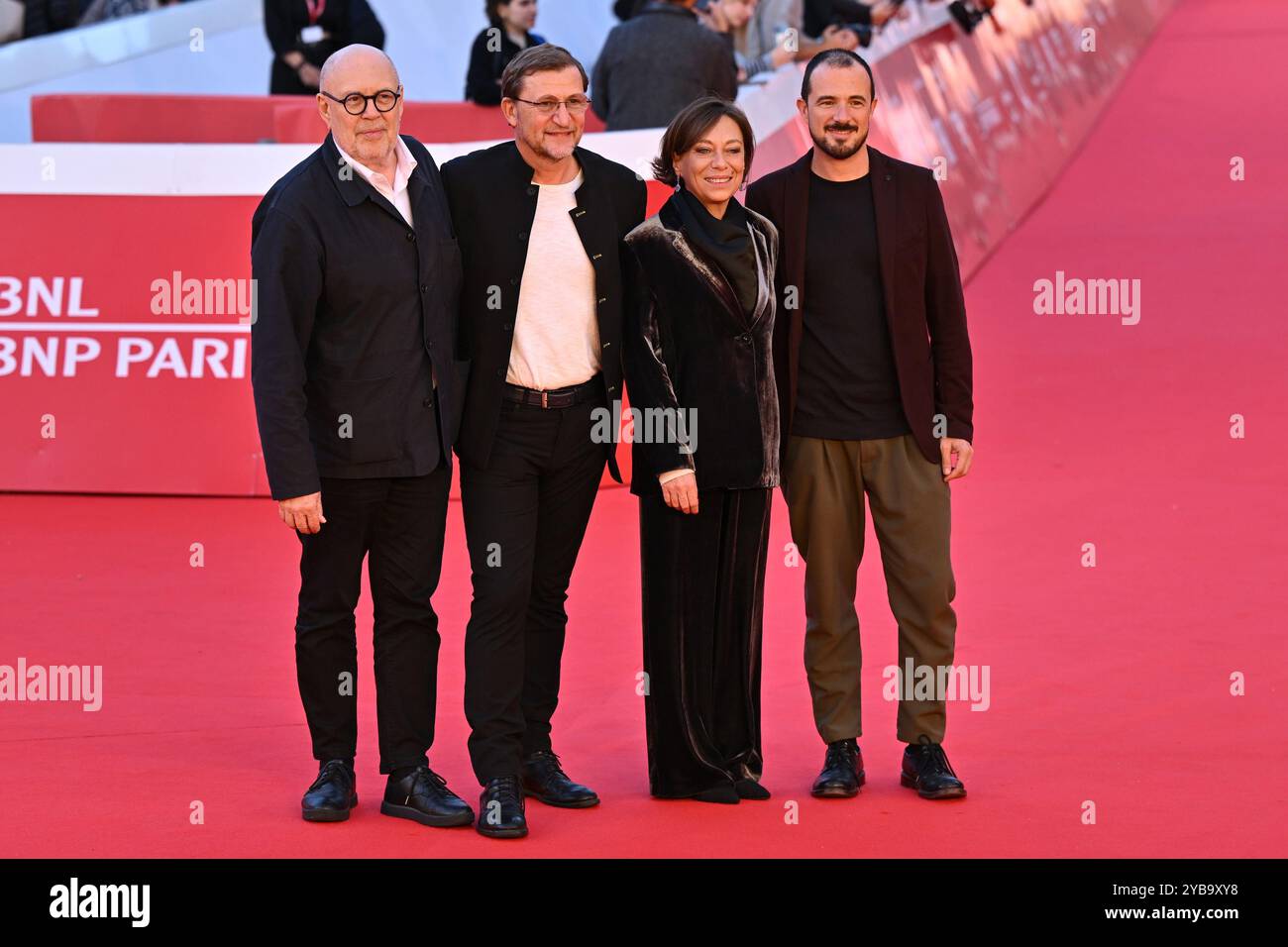 Rom, Italien. Oktober 2024. Stefan Liberski (L), Paola Malanga (2. R) und Gäste besuchen den roten Teppich „L'Art D'etre Heureux“ während des 19. Rom Film Festivals am 17. Oktober 2024 im Auditorium Parco Della Musica in Rom, Italien.&#XA;&#XA; Credit: Live Media Publishing Group/Alamy Live News Stockfoto