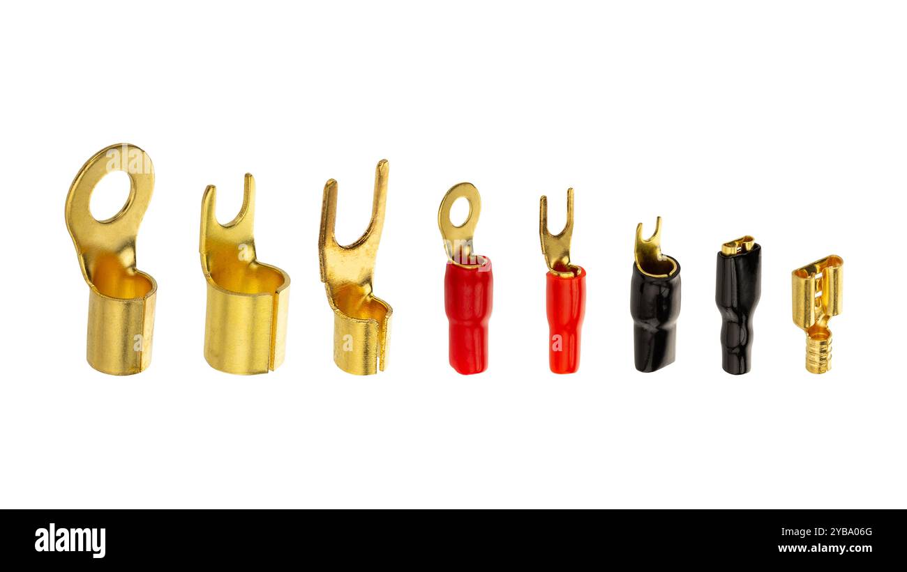 Verschiedene goldene Gabel- und Ringanschlüsse mit roter und schwarzer Isolierung Stockfoto