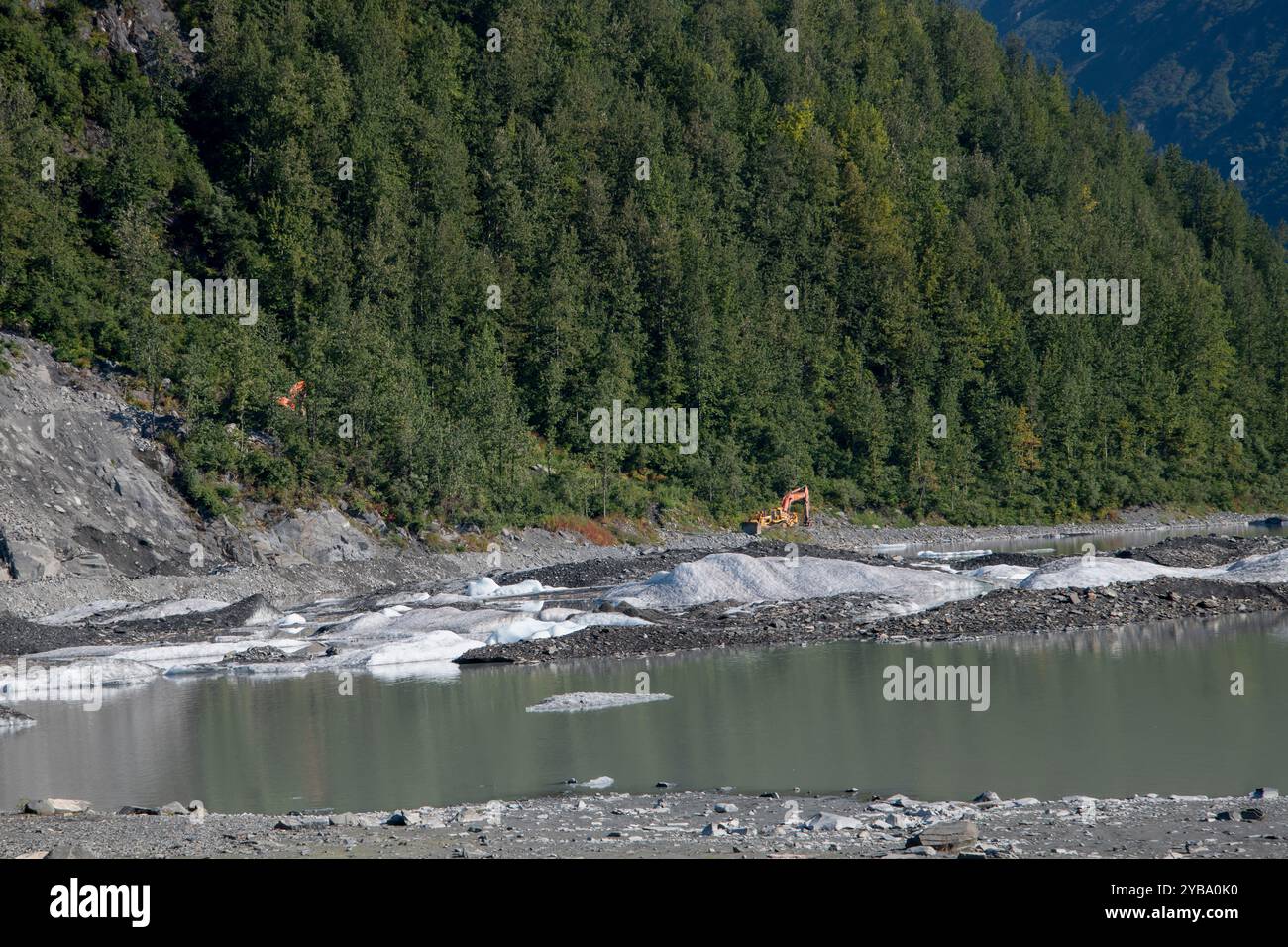 Valdez, Alaska. Schwere Ausrüstung für den Abbau von Felsbrocken, Kies, Sand und Ton am Eingang des Valdez-Gletschers. Stockfoto