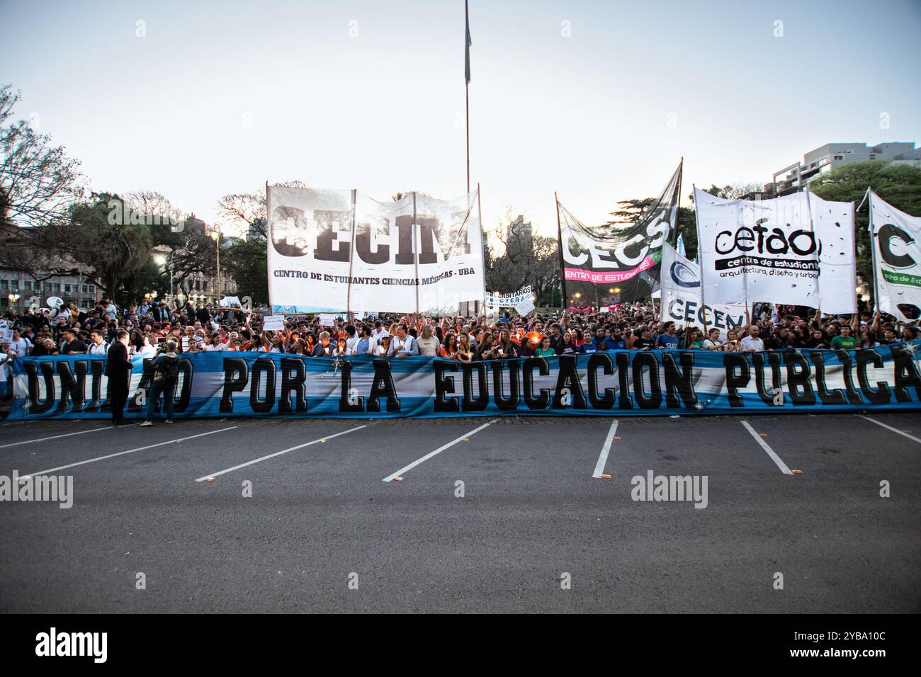 Buenos Aires, Argentinien. Oktober 2024. Die Demonstranten halten während der Demonstration vor dem Bildungsministerium ein Banner mit der Aufschrift „United for Public Education“. In dem eskalierenden Konflikt zwischen der Regierung und öffentlichen Universitäten hielten die Studentengewerkschaften der Universität Buenos Aires (UBA) einen fackelmarsch von der Plaza Houssay zum Pizzurno-Palast ab, dem Sitz des Bildungsministeriums. Zu ihnen gesellten sich Gewerkschaften, die Lehrer und Absolventen repräsentierten. (Credit Image: © Santi Garcia Diaz/SOPA Images via ZUMA Press Wi Stockfoto