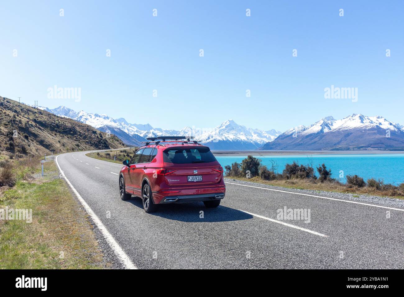 Blick auf den Lake Pukaki (Pūkaki) und Mount Cook (Aoraki) vom State Highway 80, Canterbury, Südinsel, Neuseeland Stockfoto