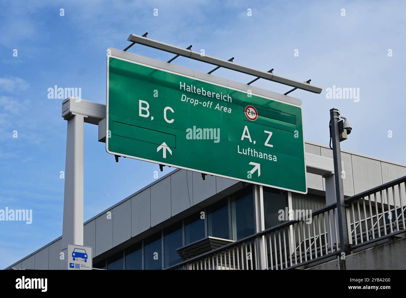 Der Flughafen Frankfurt Main bzw Frankfurt Airport - inoffiziell auch Rhein-Main-Flughafen hat den IATA-Code FRA. Es ist der grösste deutsche Verkehrsflughafen. Betreibergesellschaft ist die im MDAX notierte Fraport, die mehrheitlich im Besitz des Landes Hessen und der Stadt Frankfurt am Main ist. Foto: Haltebereich bzw Drop-off-Area *** Flughafen Frankfurt Main oder Flughafen Frankfurt inoffiziell auch der Rhein-Main-Flughafen hat den IATA-Code FRA Er ist der größte deutsche Verkehrsflughafen, der vom MDAX-gelisteten Fraport betrieben wird, der mehrheitlich im Besitz des Landes Hessen und der Stadt Frankfurt am M. ist Stockfoto