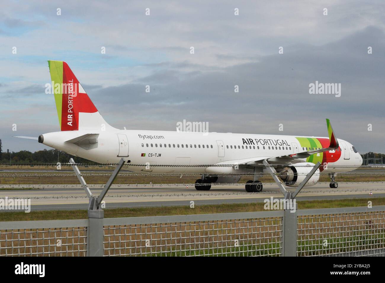 TAP Air Portugal ist eine 1945 gegründete, mehrheitliche staatliche portugiesische Fluggesellschaft mit Sitz in Lissabon und Drehkreuz auf dem dortigen Flughafen Humberto Delgado Lissabon sowie Mitglied der Luftfahrtallianz Star Alliance. Foto: Airbus A321 nach der Landung am Frankfurter Flughafen *** TAP Air Portugal ist eine mehrheitlich in Staatsbesitz befindliche portugiesische Fluggesellschaft, die 1945 in Lissabon gegründet wurde und ihren Sitz am Flughafen Humberto Delgado Lissabon hat und Mitglied der Star Alliance Airbus A321 nach der Landung am Frankfurter Flughafen ist Stockfoto