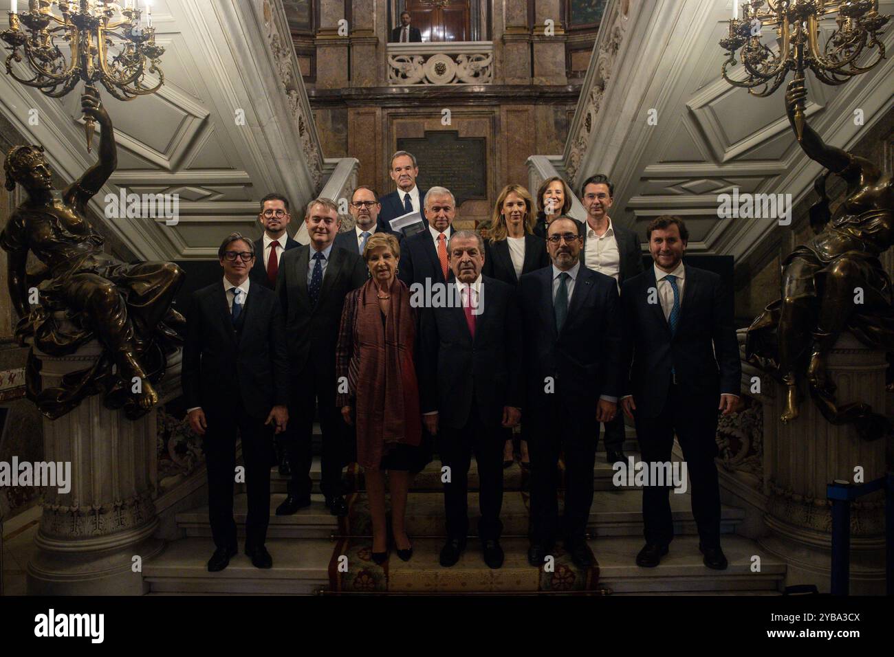 Madrid, Spanien. Oktober 2024. Familienfoto vor der Präsentation eines Buches im Casa America. Der ehemalige chilenische Präsident Eduardo frei Ruiz - Tagle präsentierte das Buch 'Chile 2050. Ein Land. Vier Präsidenten in der Casa America in Madrid. Quelle: SOPA Images Limited/Alamy Live News Stockfoto