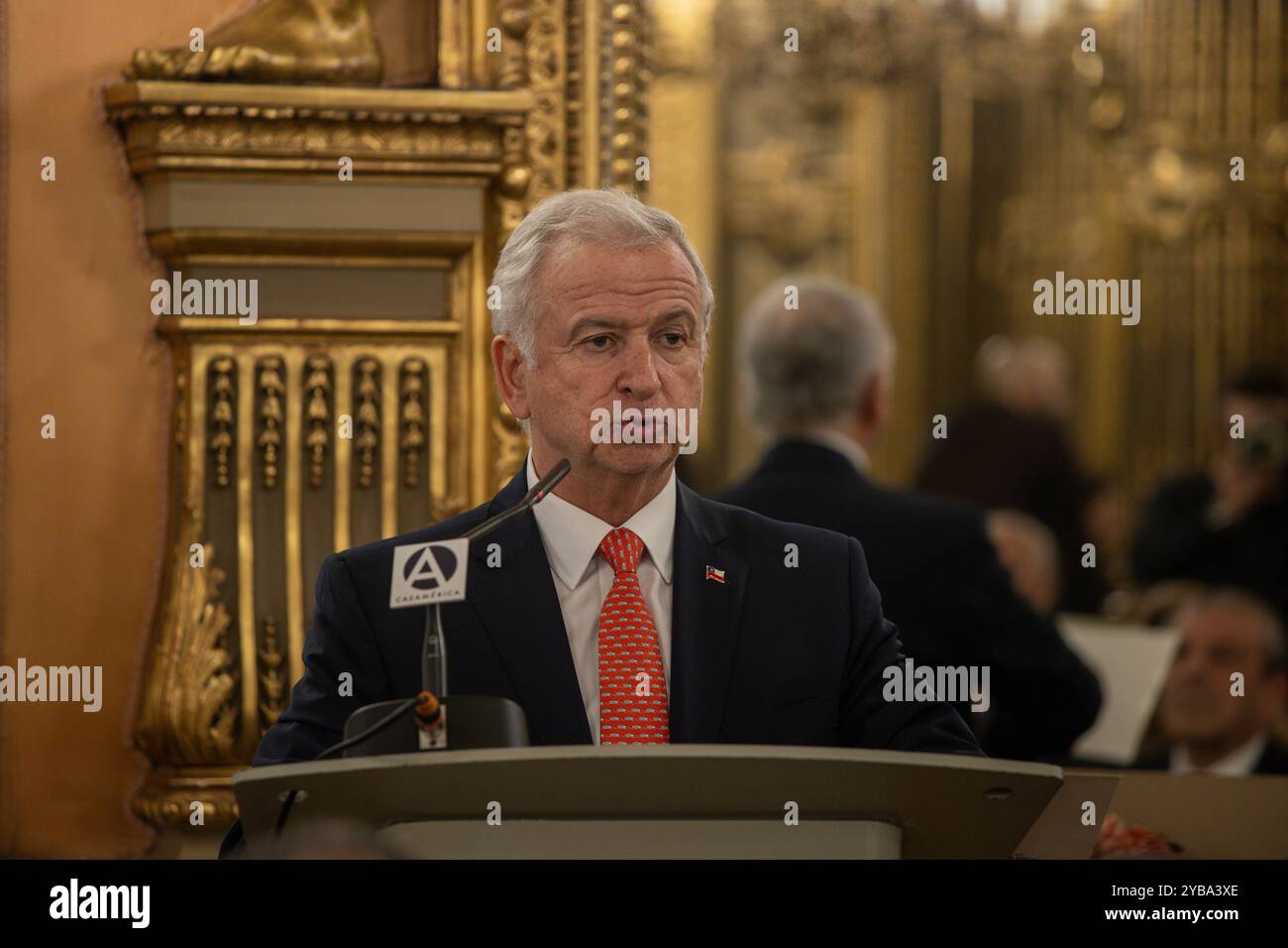 Madrid, Spanien. Oktober 2024. Felipe Larraín B, Herausgeber des Buches und ehemaliger Minister für Finanzen Chiles, spricht während der Präsentation eines Buches. Der ehemalige chilenische Präsident Eduardo frei Ruiz - Tagle präsentierte das Buch 'Chile 2050. Ein Land. Vier Präsidenten in der Casa America in Madrid. (Foto: David Canales/SOPA Images/SIPA USA) Credit: SIPA USA/Alamy Live News Stockfoto