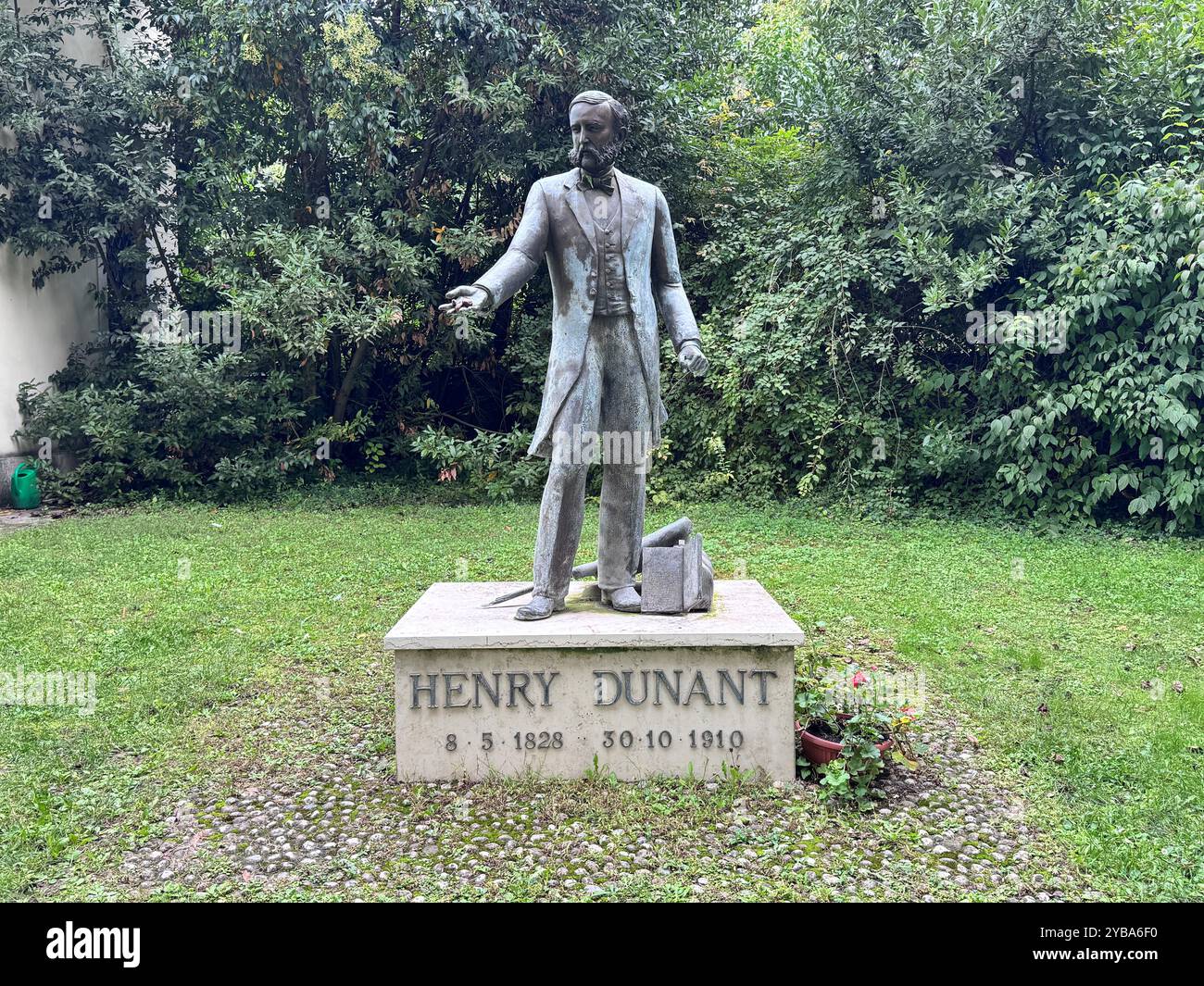 Solferino, Italien. Oktober 2024. Skulptur von Henry Dunant, Gründer der Internationalen Roten Kreuz- und Rothalbmondbewegung. Solferino gilt als Geburtsort der Idee, aufgrund der Auswirkungen der Schlacht von Solferino am 24. Juni 1859 die Hilfsorganisation des Roten Kreuzes zu gründen. Quelle: Kathrin Deckart/dpa/Alamy Live News Stockfoto