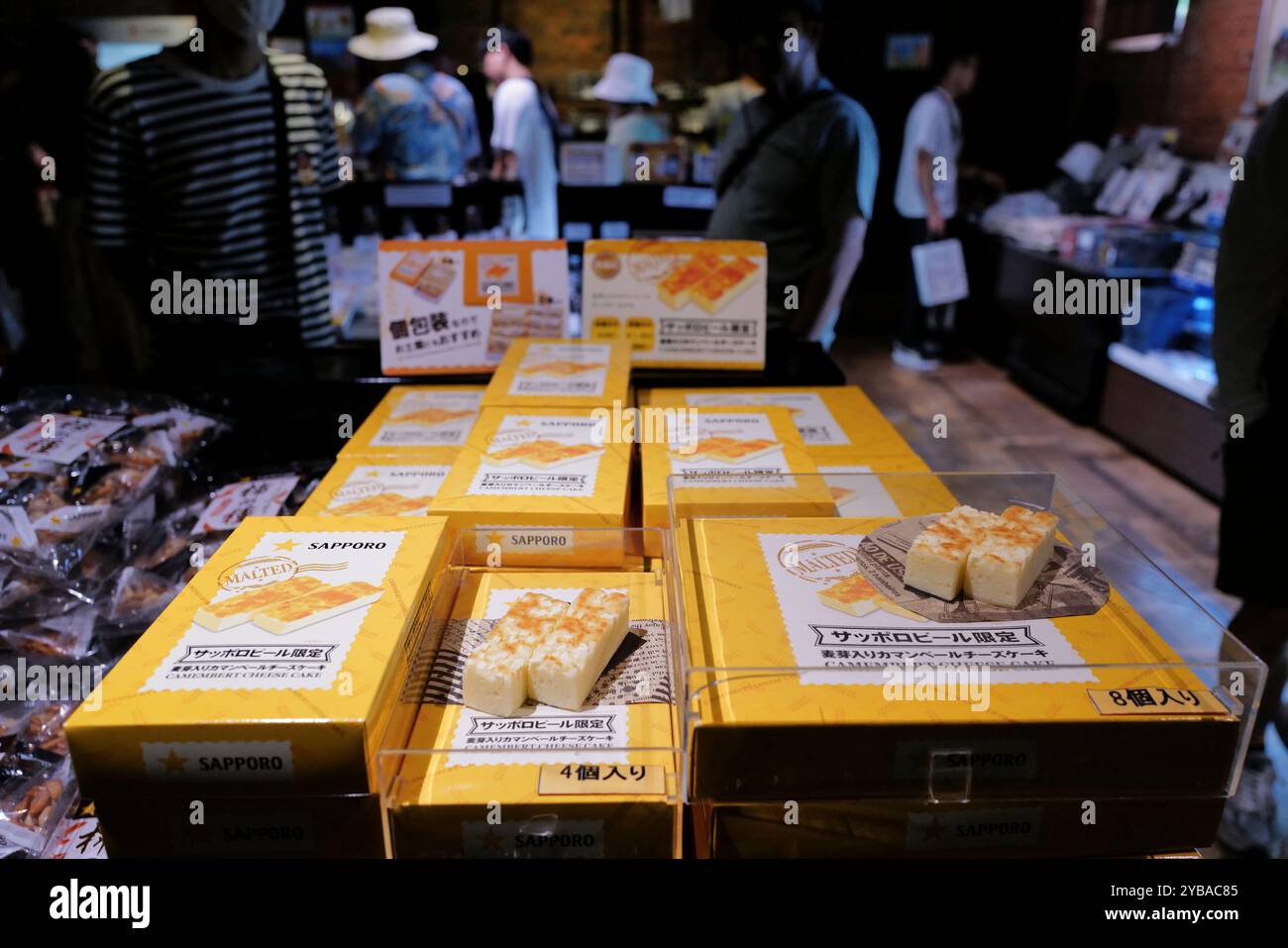 Sapporo Camembert Käsekuchen zum Verkauf im Souvenirladen des Sapporo Beer Museums.Sapporo.Hokkaido.Japan Stockfoto