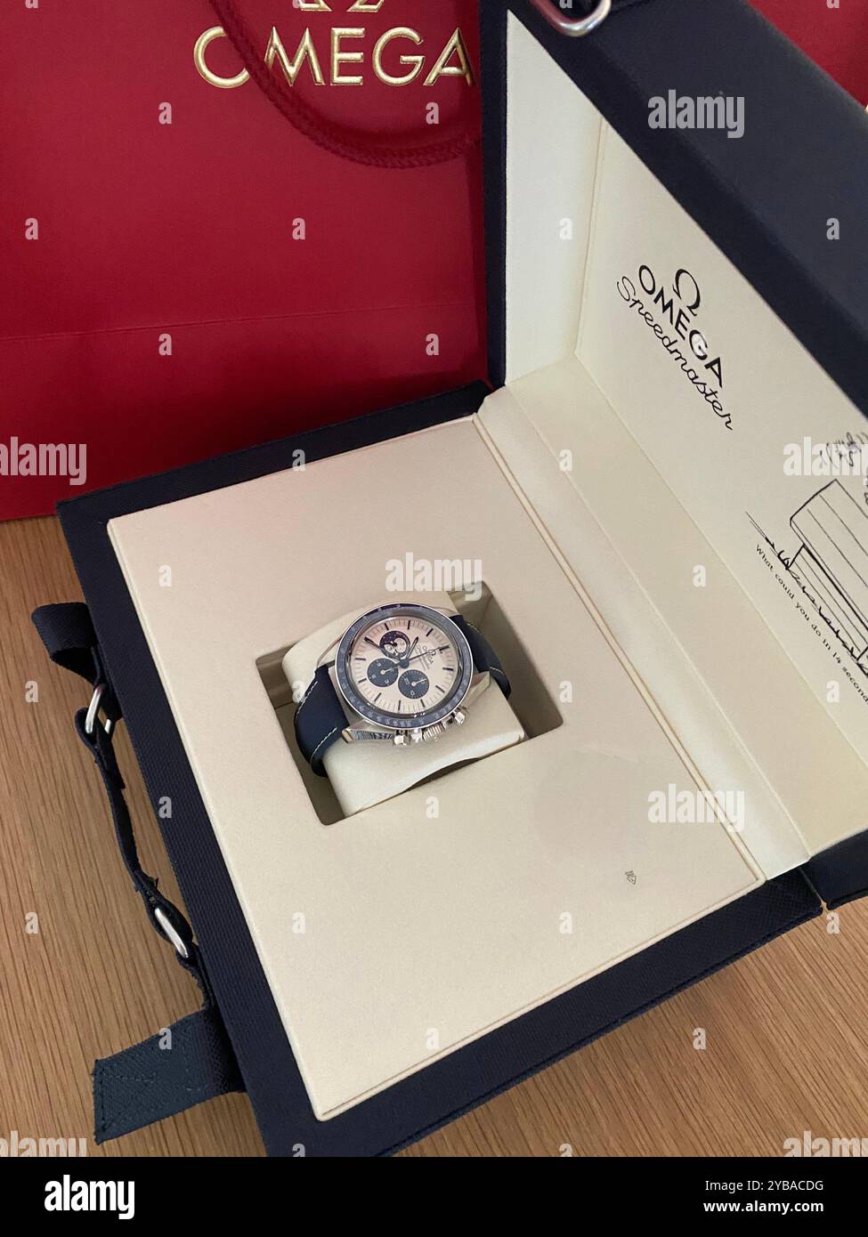 Omega-Uhr, 50-jähriges Jubiläum „Eyes on the Stars“ Silver Snoopy Award Tribut an die Auszeichnung, die Omega 1970 von NASA-Astronauten für Apollo 13 erhielt - Smartphone-aufgenommenes Stockfoto